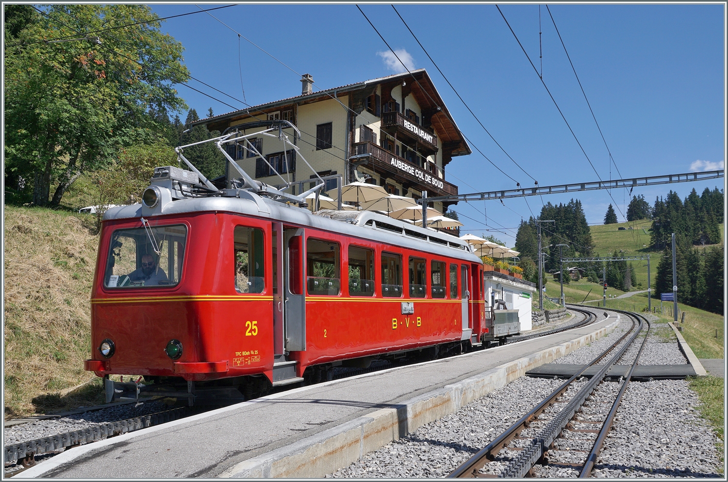 Für das 125 Jahre Jubiläum der Bex - Villars - Col de Bretaye Bahn (BVB) wurde der 1944 in Betrieb genommen Triebwagen BDeh 2/4 N° 25 in der ursprünglichen BVB Farbgebung lackiert. 
Der  Flèche  absolviert nun in diesem Sommer an einigen Tagen eine Hin- und Rückfahrt von Villars s/O zum Col de Bretaye. 

Das Bild zeigt den BDeh 2/4 N° 25 beim Halt in Col-de-Soud. 

19. August 2023