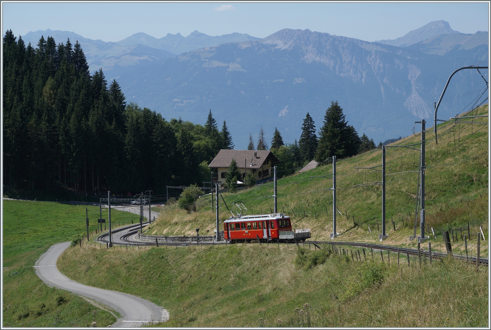 Fr das 125 Jahre Jubilum der Bex - Villars - Col-de-Bretaye Bahn (BVB) wurde der 1944 in Betrieb genommen Triebwagen BDeh 2/4 N 25 in der ursprnglichen BVB Farbgebung lackiert. Der  Flche  absolviert nun im Jubilums-Sommer an einigen Tagen eine Hin- und Rckfahrt von Villars-sur-Ollon zum Col-de-Bretaye. Das Bild zeigt den BDeh 2/4 25 kurz nach der Abfahrt in Col-de-Soud.

19. August 2023