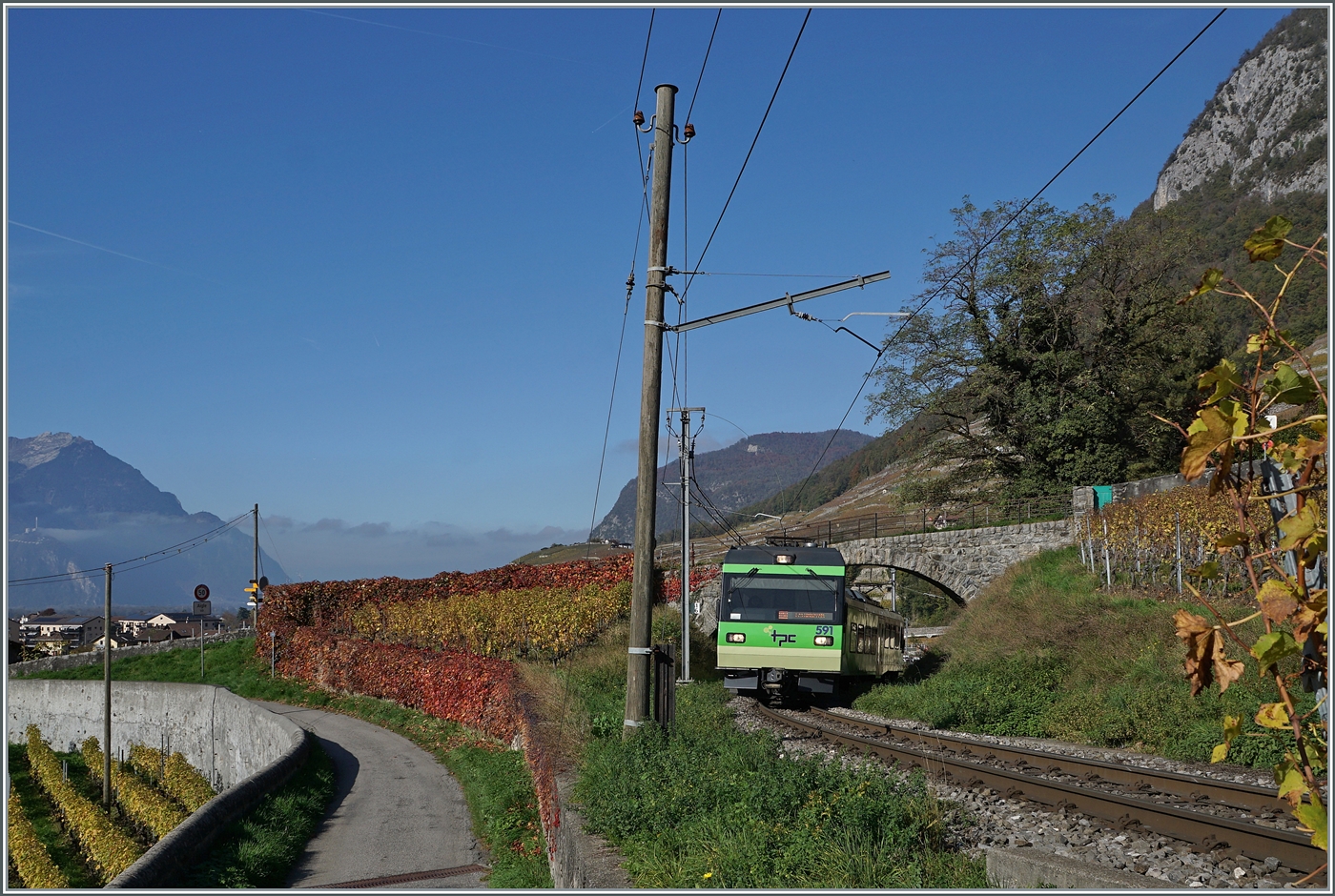 Für die drei benötigten Umläufe der ASD setzte die TPC neben zwei ABe 4/8 oft einen der beiden TPC Beh 4/8 ein. Das Bild zeigt den Beh 4/8 591 als Regionalzug nach Les Diablerets in den Weinbergen von Aigle.

2. Nov. 2024