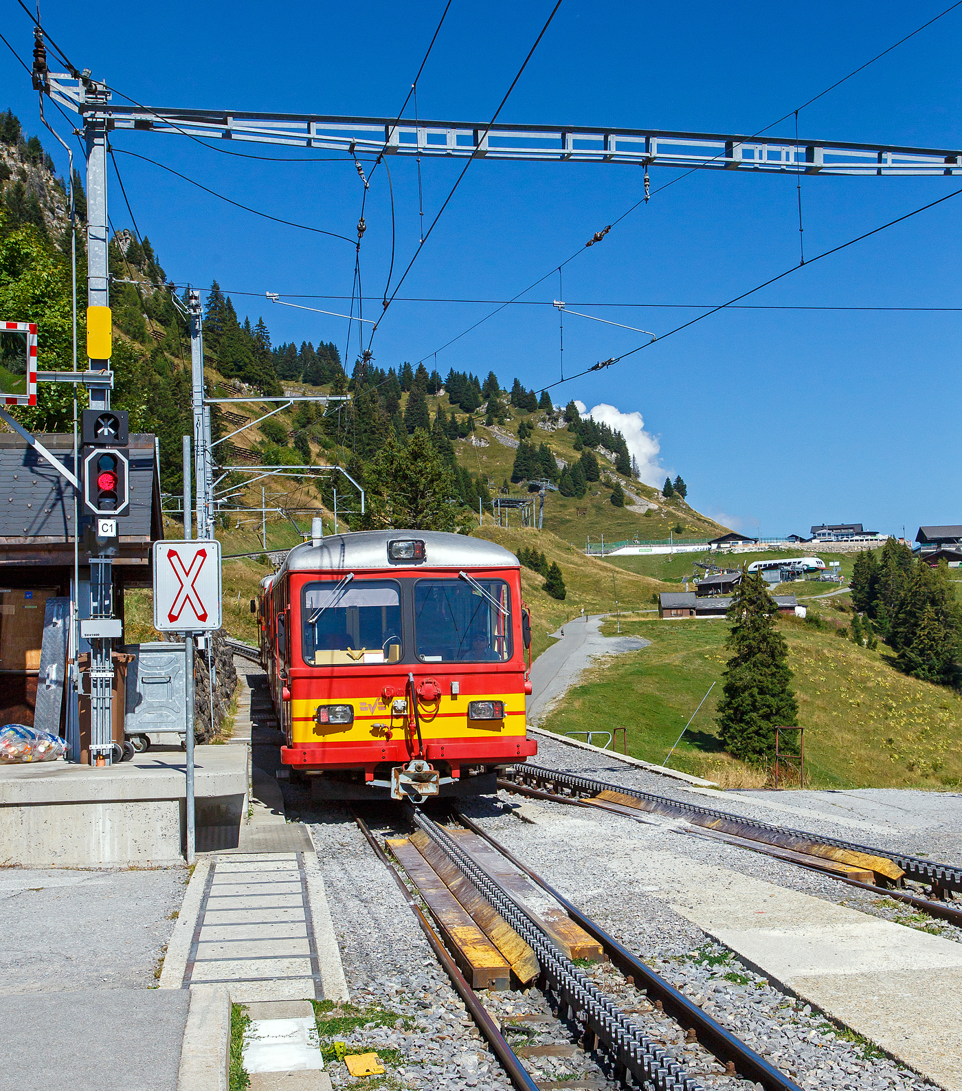 Geführt von der tpc BVB HGe 4/4 32 „Villars“ fährt am 10 September 2023, der Personenzug/Pendelzug (Personenwagen tpc BVB B 51 und Steuerwagen tpc BVB Bt 54), vom Haltepunkt Bouquetins auf 1.758 m ü. M, das letzte Stück der Strecke 128 (Villars-sur-Ollon–Col-de-Bretaye), hinauf zum den Bergbahnhof Col-de-Bretaye (1.808 m ü. M.).