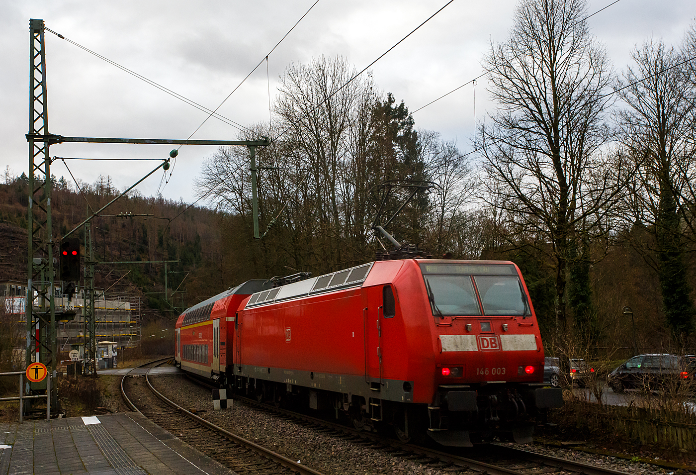 Geschoben von der 146 003-9 (91 80 6146 003-9 D-DB) der DB Regio NRW, verlässt der RE 9 - Rhein Sieg Express (RSX) Siegen - Köln – Aachen, am 15 Januar 2026 den Bahnhof Kirchen/Sieg.

Eigentlich sollten schon die 146.0er (TRAXX P160 AC1) durch die neueren ex Stuttgarter 147er (Traxx P160 AC3) diese Leistungen übernommen haben, leider gibt es wohl noch Probleme mit der Software. Auch die Ausbildung bei der DB Regio NRW war etwas fehlerhaft, da sich die Lok alleine ganz anders als im Wendezugebetrieb verhält. Bleibt die Hoffnung das sich dies noch einpendelt.
