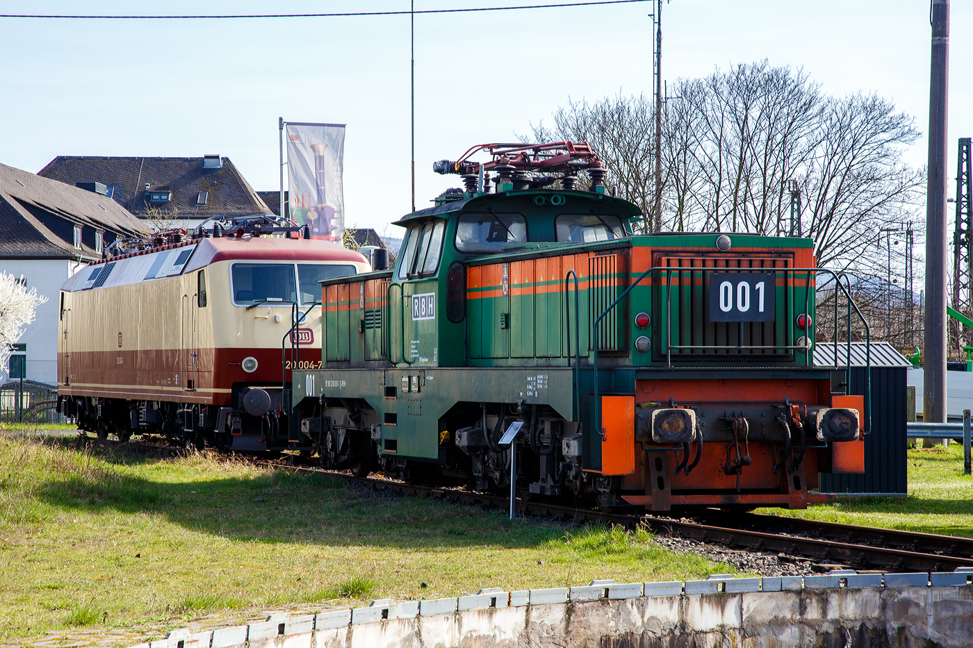 Gleich zwei Drehstrom die Geschichte schrieben….
Die ex RBH 001 (97 80 1200 001-1 D-RBH) ehemalig der RBH Logistics GmbH (ex RAG Bahn und Hafen GmbH), ex RAG E 001, am 25.03.2017 im DB Museum Koblenz-Lützel. Und dahinter die DB 120 004-7 (ex 752 004-2 der DB Systemtechnik GmbH). 

Die E 1200 wurde 1976 von Henschel & Sohn in Kassel unter der Fabriknummer 32090, für die RAG (Ruhrkohle AG), Zechenbahn- und Hafenbetriebe, gebaut, der elektrische Teil (Drehstrom-Leistungsübertragung) ist von der BBC - Brown, Boveri & Cie. In Mannheim. Sie war weltweit erste in Serie gebaute Elektrolok mit Drehstrom-Asynchronmotoren und elektronischer Leistungsübertragung. Diese Technik wurde erstmal 1971 in der Henschel-BBC DE 2500 erprobt. Bei der DB trieben die positiven Betriebsergebnisse die Entwicklung der Baureihe 120 voran.

Die DB 120 004-7 wurde 1980 von Henschel & Sohn in Kassel unter der Fabriknummer 32018 gebaut. Auch Ihr elektrischer Teil ist von der BBC in Mannheim. Die Baureihe 120 gilt als die weltweit erste in größerer Serie gebaute Drehstrom-Lokomotive im Hochleistungsbereich mit Umrichter in Halbleitertechnik und ist ein Meilenstein in der Entwicklung elektrischer Lokomotiven. Sie repräsentierte zu ihrer Zeit den neuesten Stand der Entwicklung des Drehstromantriebs, bei dem aus dem Wechselstrom der Fahrleitung in Traktionsstromrichtern der Drehstrom zum Antrieb der Asynchron-Fahrmotoren gewonnen wird. Ausgehend von der Technologie der Baureihe 120 wurden Mitte der 1980er Jahre die ersten ICE-Triebköpfe entwickelt.

TECHNISCHE DATEN der E 1200    /   BR 120.0   im Vergleich:
Höchstgeschwindigkeit: 100 km/h      /     200 km/h
Dauerleistung: 1.500 kW       /       5.600 kW
Anfahrzugkraft: 330 kN        /        340 kN
Anzahl der Fahrmotoren: 4      /        4
Antrieb: Tatzrollenlager-Drehstrommotor   /    Hohlwellen-Kardan-Einzelachsantrieb
