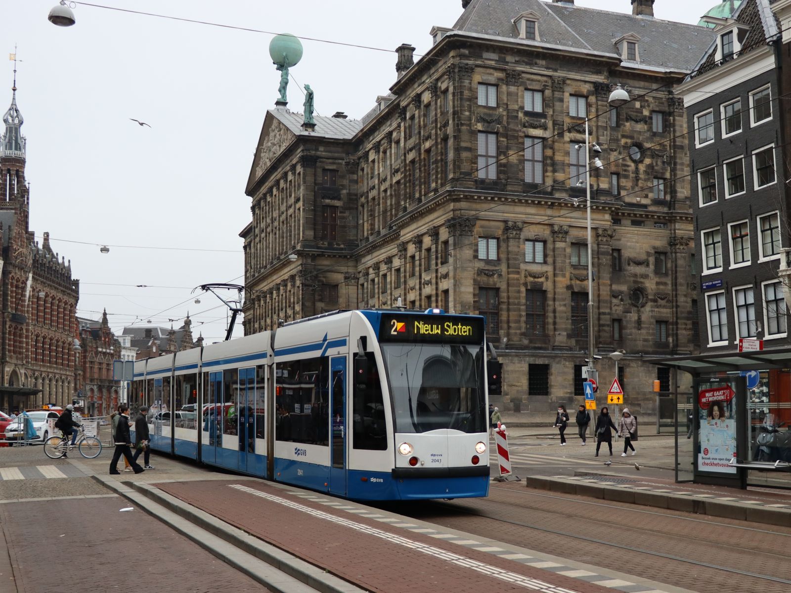 GVB Strassenbahn 2041 bei Haltestelle Paleisstraat. Nieuwezijds Voorburgwal Amsterdam 24-01-2023.

GVB tram 2041 bij de halte Paleisstraat. Nieuwezijds Voorburgwal Amsterdam 24-01-2023.