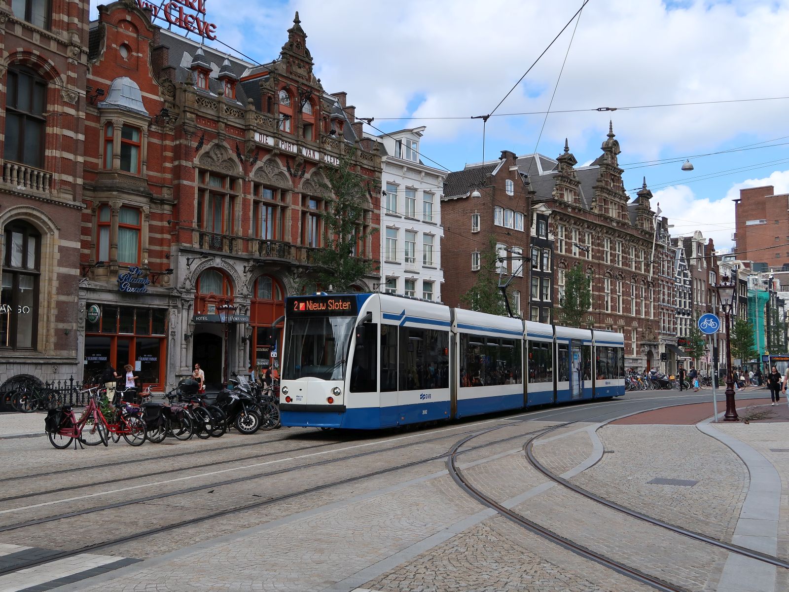 GVBA Strassenbahn 2002 Nieuwezijds Voorburgwal, Amsterdam 17-07-2023.

GVBA tram 2002 Nieuwezijds Voorburgwal, Amsterdam 17-07-2023.