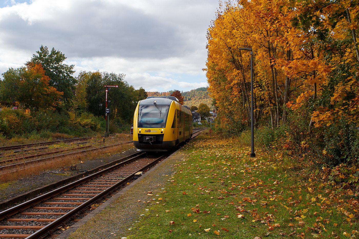 Herbst im Hellertal, der VT 205 ABp (95 80 0640 105-2 D-HEB), in Alstom Coradia LINT 27 der HLB (Hessische Landesbahn) / 3LänderBahn, erreicht am 14 Oktober 2025, als RB 96  Hellertalbahn“ (Betzdorf – Herdorf – Neunkirchen/Siegerland), den Bahnhof Herdorf.

Der LINT 27 wurde 2004 von ALSTOM Transport Deutschland GmbH (vormals LHB - Linke-Hofmann-Busch GmbH) in Salzgitter-Watenstedt unter der Fabriknummer 1187-005 gebaut und als VT 205 an die vectus Verkehrsgesellschaft mbH geliefert. Mit dem Fahrplanwechsel zum Dezember 2014 wurden alle Fahrzeuge der vectus von der HLB übernommen.
