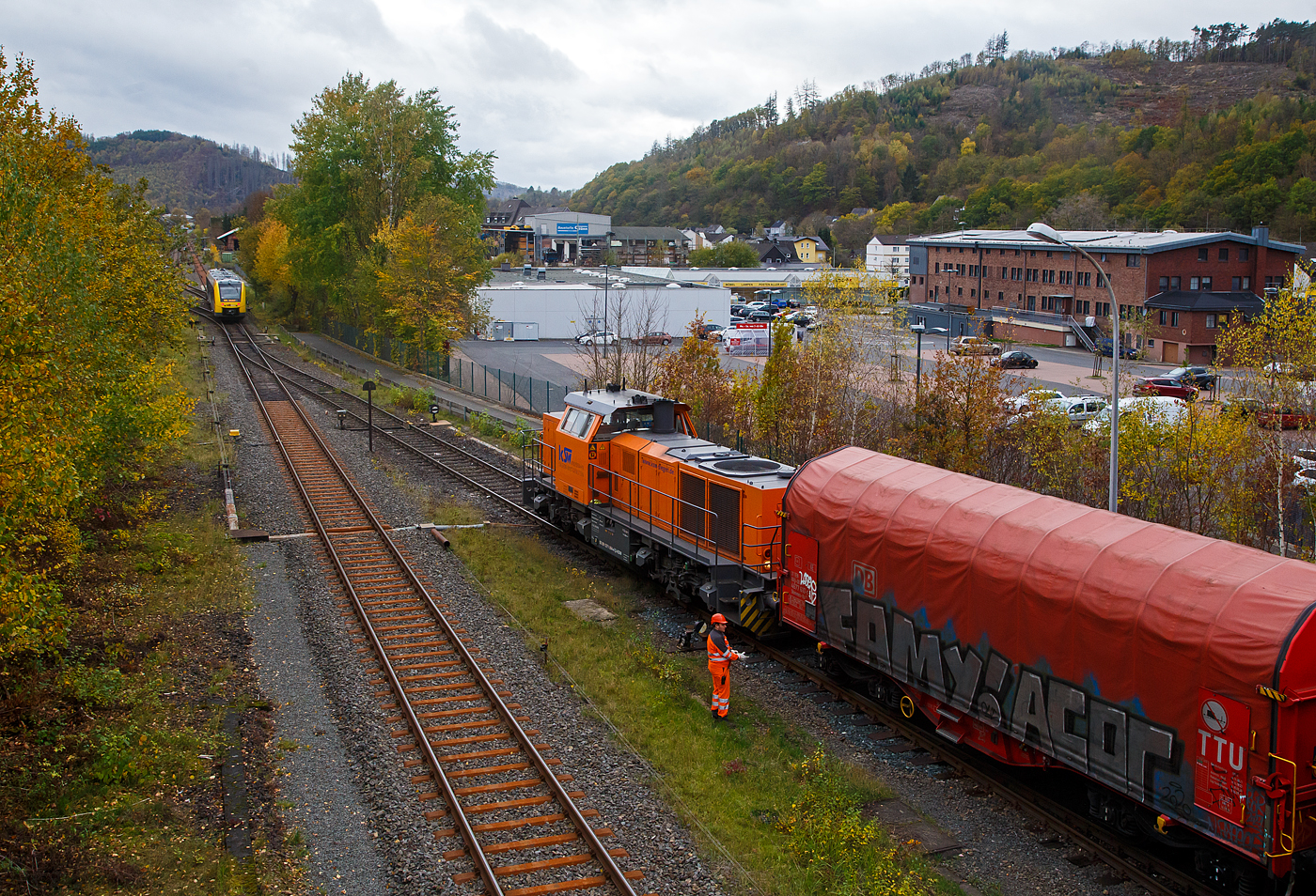 Herdorf 07.11.2022:
Bevor die KSW 44 (92 80 1271 004-4 D-KSW) der KSW (Kreisbahn Siegen-Wittgenstein), eine MaK G 1000 BB, mit ihrem Güterzug, fertig rangieren kann muss sie die Weiche frei fahren, dafür muss sie aber vom KSW Rangierbahnhof Herdorf (Freien Grunder Eisenbahn KSW NE447 / DB-Nr. 9275) kurz aufs DB Gleis. So muss sie erst warten bis der Alstom Coradia LINT 41 der neuen Generation der HLB (Hessische Landesbahn GmbH) als RB 96  Hellertalbahn  (Dillenburg – Haiger - Neunkirchen - Herdorf – Betzdorf) den Bahnhof Herdorf erreicht hat.
