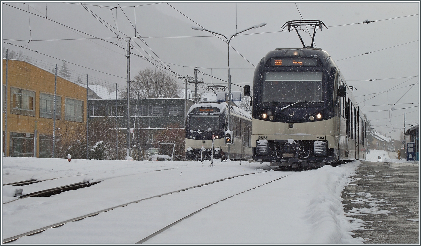 Herrlich verschneit zeigt sich der Bahnhof von Blonay mit dem CEV MVR ABeh 2/6 7504 als R35 nach Vevey und dem im Hintergrund abgestellten CEV MVR ABeh 2/6 7507.

21. November 2025