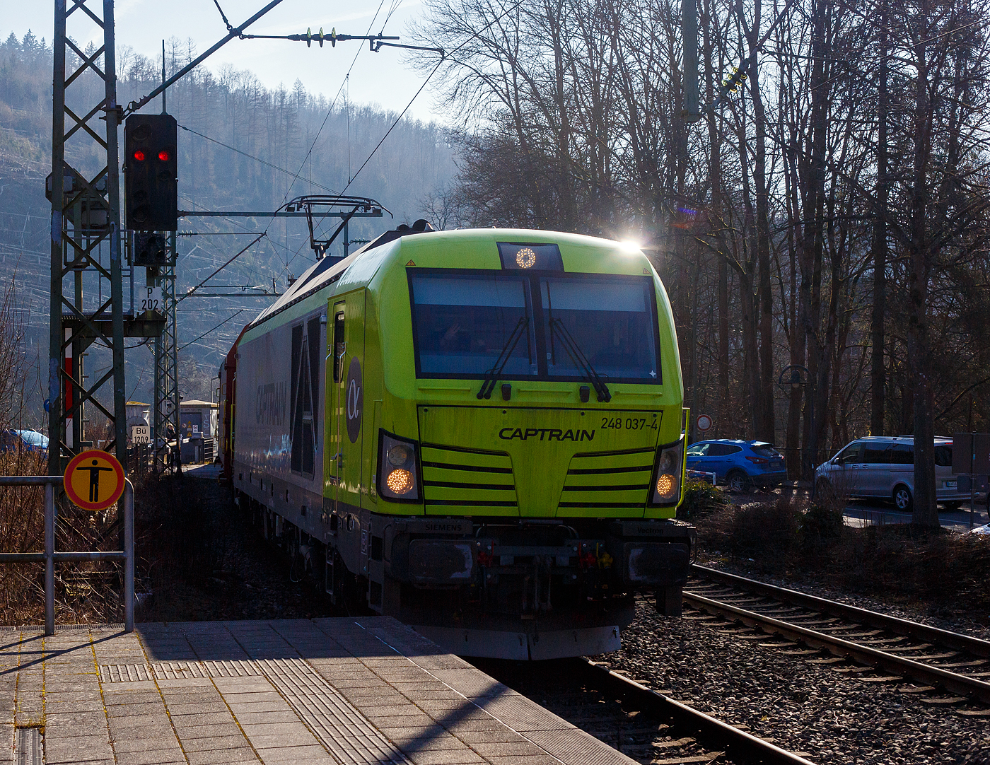 Heute nun in Gegenrichtung, die an die Captrain Deutschland GmbH vermietete und durch die DE - Dortmunder Eisenbahn GmbH eingesetzte SIEMENS Vectron Dual Mode 248 037-4 „Westfalen“ (90 80 2248 037-4 D-DE) der Alpha Trains Luxembourg s.à.r.l. (Luxembourg) fährt am 18 Februar 2025, mit einem Coilzug (Wagen der Gattung Shimmnis-ttu der Ermewa) durch Kirchen/Sieg in Richtung Siegen.

Nochmals einen lieben Gruß an den netten Lokführer zurück. 
