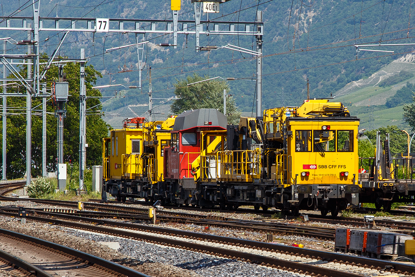 Hier näherheran geholt...
Fahrleitungsmontagewagen der SBB Infrastruktur abgestellt am 26.05. 2023 beim Bahnhof Martigny. Vorne der SBB Kranwagen “KRANI” , XTmass 99 85 9236 056-9 CH-SBBI, dahinter eine Tm 234 „Ameise“ und hinten ein Hubbühnenfahrzeug “HUBI” XTmass 99 85 9231 xxx-x CH-SBBI.