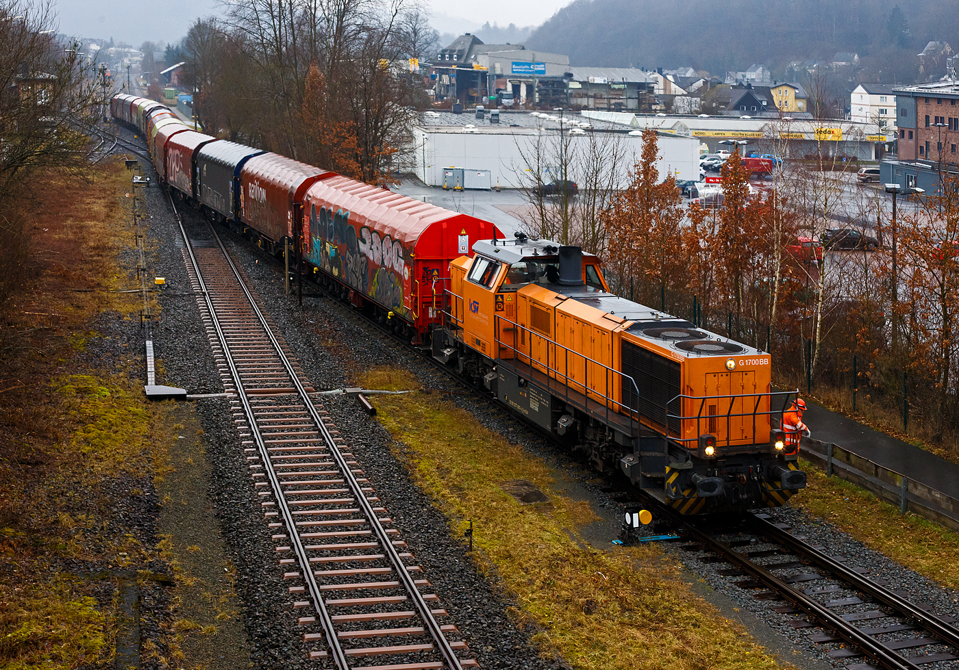 Hochbetrieb in Herdorf am 22 Januar 2025: Die KSW 46 bzw. 277 807-4 (92 80 1277 807-4 D-KSW), die Vossloh G 1700-2 BB der KSW (Kreisbahn Siegen-Wittgenstein), fährt mit einem beladenen Coilzug nun vom Gleis 2 auf den KSW-Rangierbahnhof (Betriebsstätte FGE -Freien Grunder Eisenbahn).