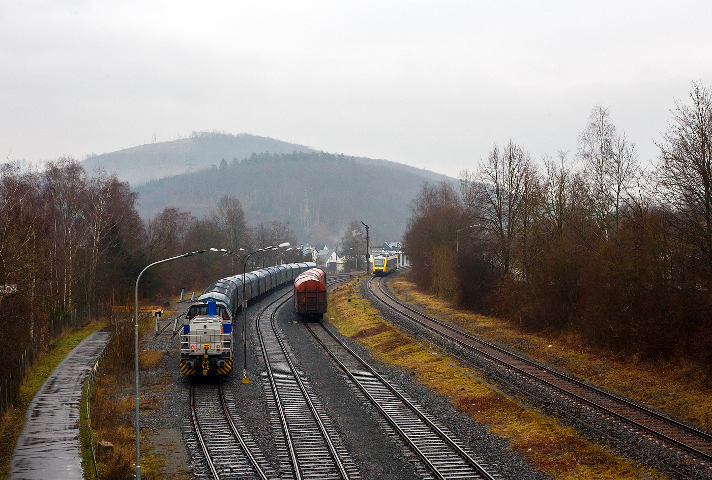 Hochbetrieb in Herdorf am 22 Januar 2025: Der VT 266 (95 80 0648 166-6 D-HEB / 95 80 0648 656-6 D-HEB), ein Alstom Coradia LINT 41 der HLB (Hessische Landesbahn), ex Vectus VT 266, passiert das Einfahrtsignal Herdorf und erreicht so mit ca. 10 minütiger Verspätung, als RB 96 (HLB61782) „Hellertalbahn“ Neunkirchen(Kr Siegen) – Herdorf – Betzdorf(Sieg), nun bald den Bahnhof Herdorf. Links am KSW-Rangierbahnhof (Betriebsstätte FGE -Freien Grunder Eisenbahn) steht die KSW 47 (92 80 1271 027-5 D-KSW), ex D 2 der HFM, eine Vossloh G 1000 BB der KSW (Kreisbahn Siegen-Wittgenstein), mit einem Coilzug.