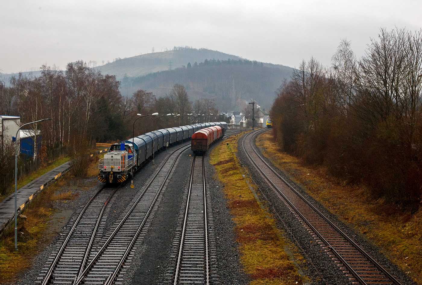 Hochbetrieb in Herdorf am 22 Januar 2025: Links am KSW-Rangierbahnhof (Betriebsstätte FGE -Freien Grunder Eisenbahn) steht die KSW 47 (92 80 1271 027-5 D-KSW), ex D 2 der HFM, eine Vossloh G 1000 BB der KSW (Kreisbahn Siegen-Wittgenstein), mit einem Coilzug, während am Einfahrtsignal der HLB VT 266 ein Alstom Coradia LINT 41 wartet. 