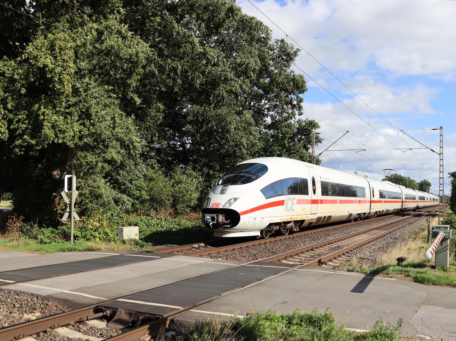 ICE Triebzug 4602 (406 502-5)  Euregio Maas-Rhein  Bahnbergang Kikenheckweg, Hamminkeln 16-09-2022.

ICE treinstel 4602 (406 502-5)  Euregio Maas-Rhein  overweg Kikenheckweg, Hamminkeln 16-09-2022.