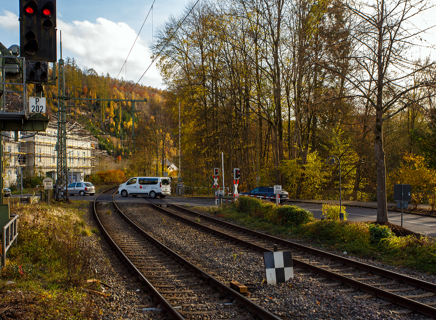 Ich habe es mal vor Jahrzehnten anders in der Fahrschule gelernt, aber vielleicht liegt es auch am Vollmond. Obwohl am Bahnübergang in Kirchen/Sieg (Bü km 120,9) die Lichtzeichenanlage (Ampel) schon „rot“ zeigt fahren am 04 November 2025, noch fleißig Autos über den Bü. Auch noch rechts der PKW, den fast noch die Schranke am Dach trieft. 

Da muss man sich nicht wundern, wenn schonmal ein Zug ein Fahrzeug trieft. 
