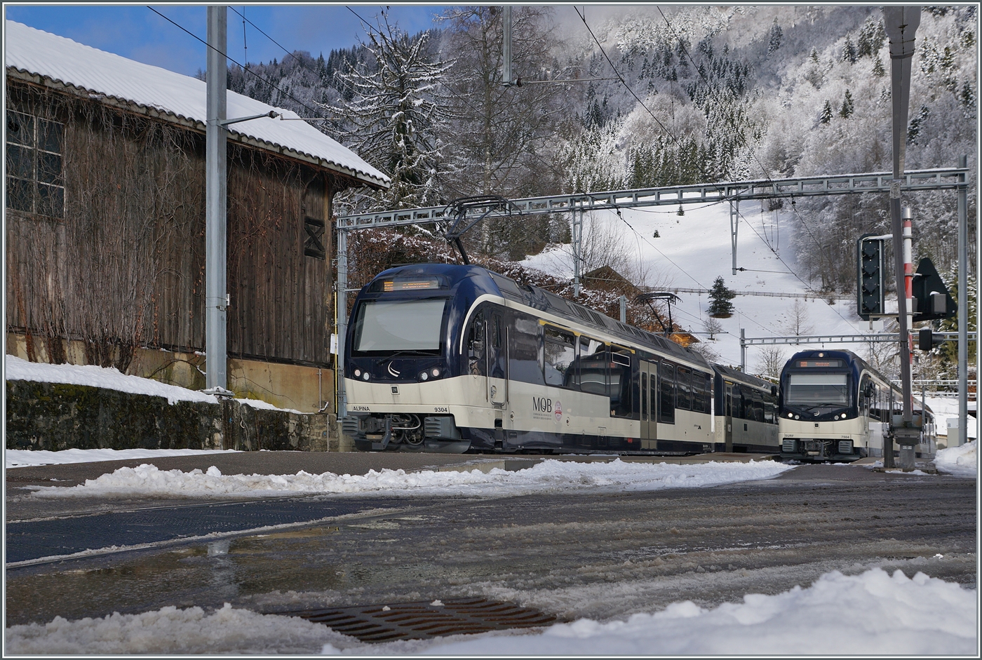 Im Bahnhof von Les Avants fährt der MOB ABe 4/4 9304  Alpina  mit seinem Regionalzug nach Zweisimmen aus, während der CEV MVR SURF ABeh 2/6 7504  Vevey  auf die Abfahrt als R 34 nach Montreux wartet.

3. Jan. 2025