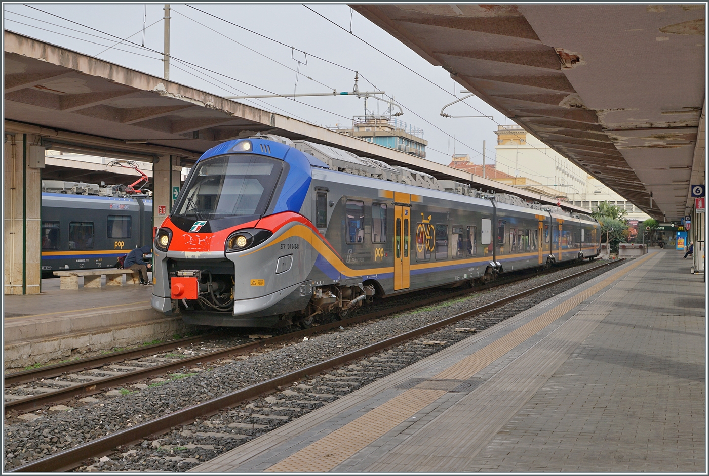Im Bahnhof von Palermo steht der FS Treniatila ETR 104 242 und wartet auf die Abfahrt. Die  PoP -Triebzüge sind im sizilianischen Regionalzugverkehr recht gut vertreten, Minuetto und ETR 412 ergänzen das Angebot. 

5. März 2026  