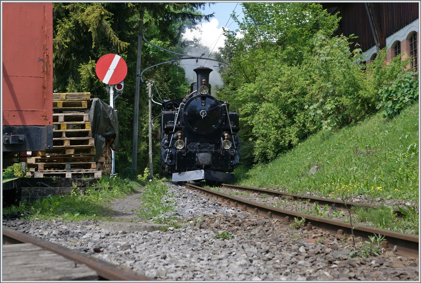 In Chaulin angekommen, dampft die BFD HG 3/4 N° 3 der Blonay Chamby Bahn zur Lokbehandlung wo sie mit Kohle und Wasser versorgt werden wird. 

11. Mai 2025