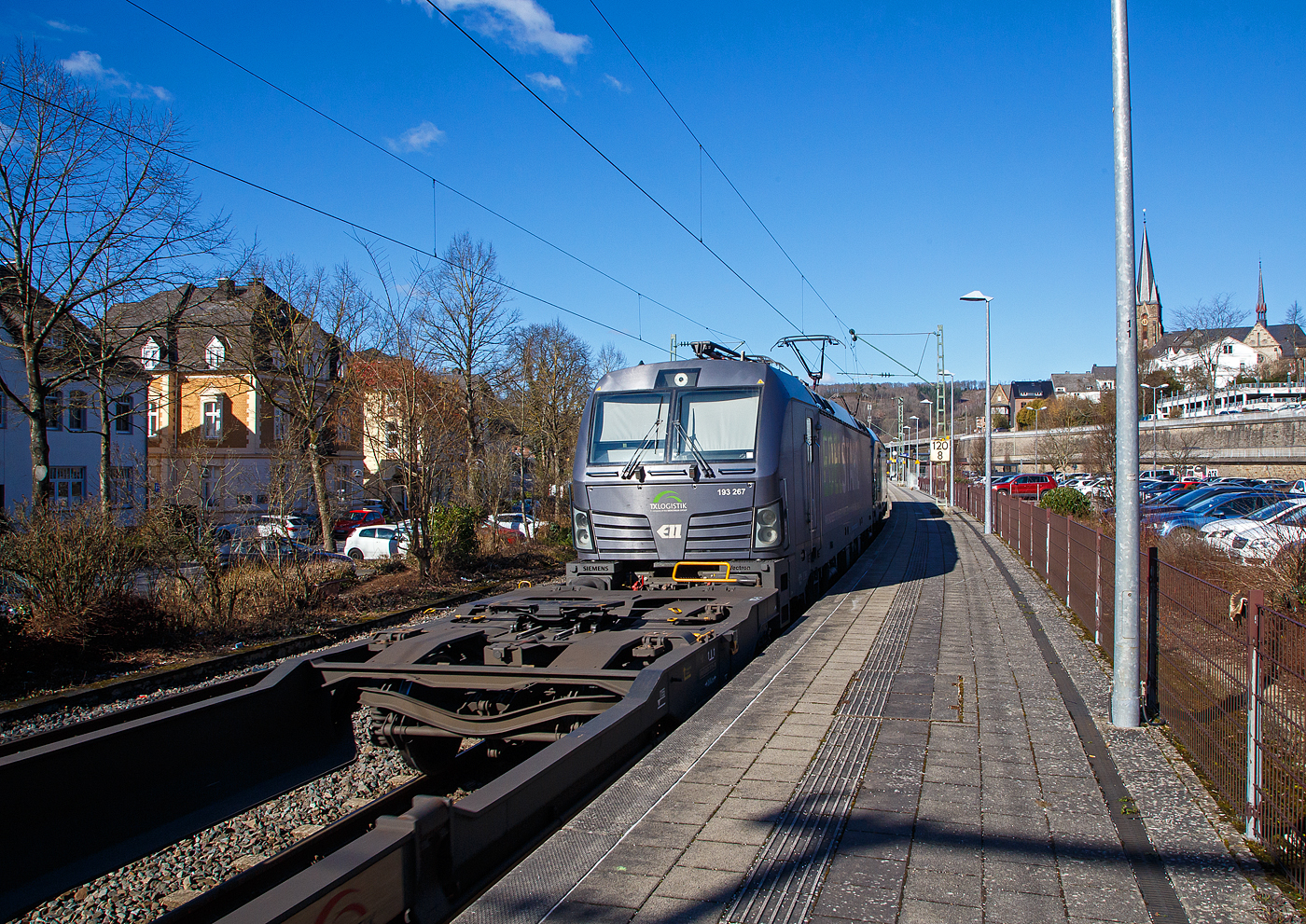 In Doppeltraktion fahren die beiden an die TX Logistik AG (Bad Honnef) vermieteten SIEMENS Vectron AC am 27.02.2023 mit einem KLV-Zug durch Kirchen (Sieg) in Richtung Siegen. Beide sind Loks der ELL - European Locomotive Leasing (Wien). Vorne die 193 252 „We love to Connect“ (91 80 6193 266-4 D-ELOC) und dahinter die 193 267 „EDELSTAHL“  (91 80 6193 267-2 D-ELOC).

Beide Vectron Lokomotiven sind als AC – Lokomotive (Wechselstrom-Variante) mit 6.400 kW konzipiert. Die 193 252 wurde 2016 von Siemens Mobilitiy in Mnchen-Allach unter der Fabriknummer 22026 gebaut. Die 193 267 wurde als Zweitbesetzung, fr die nach Entgleisung und Zusammensto mit einer Garnitur der Westbahn in Linz (sterreich) zerstrte (SIEMENS 22053), 2018 von Siemens Mobilitiy in Mnchen-Allach unter der Fabriknummer 22667 neu gebaut und erhielt die gleiche UIC-Nummer (Zweitbesetzung). 
