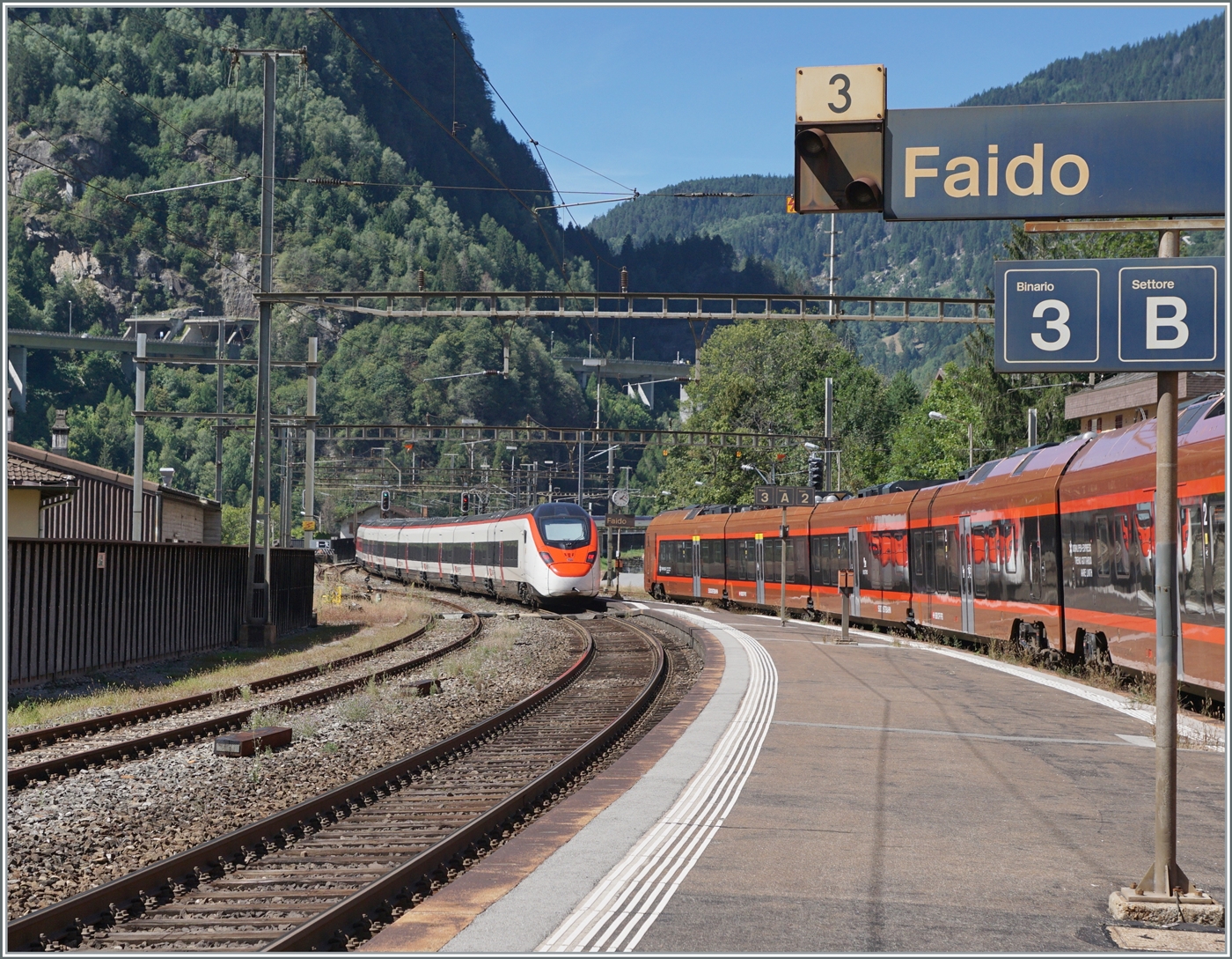 In Faido begegnen sich ein umgeleiteter und nach Norden fahrende SBB Giruno RABe 501 und ein bereits eingefahrener SOB  Traverso . Zur Zeit sind in Faido nur noch die Gleise 2 und 3 in Betrieb. 

4. Sept. 2023