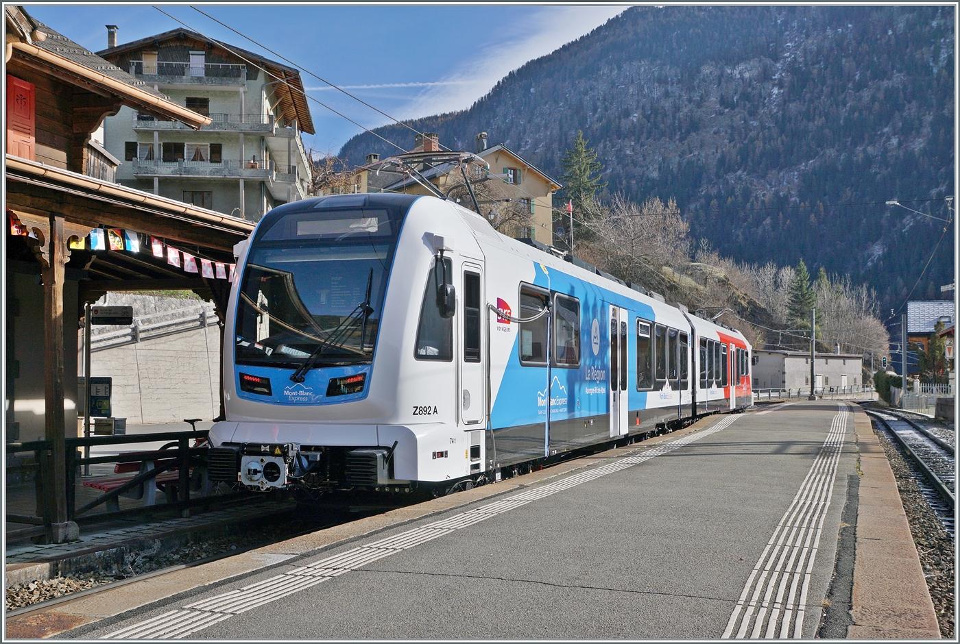 In Finhaut konnte ich den neuen TMR /SNCF Beh 4/8 92 / 983 (UIC 90 85 838 0892-2) fotografieren. Der Triebwagen war auf Testfahrt und verliess kurz darauf Finhaut in mit dem Ziel Salvan. 
Hier nun die  Französische -Seite.

19. November 2025