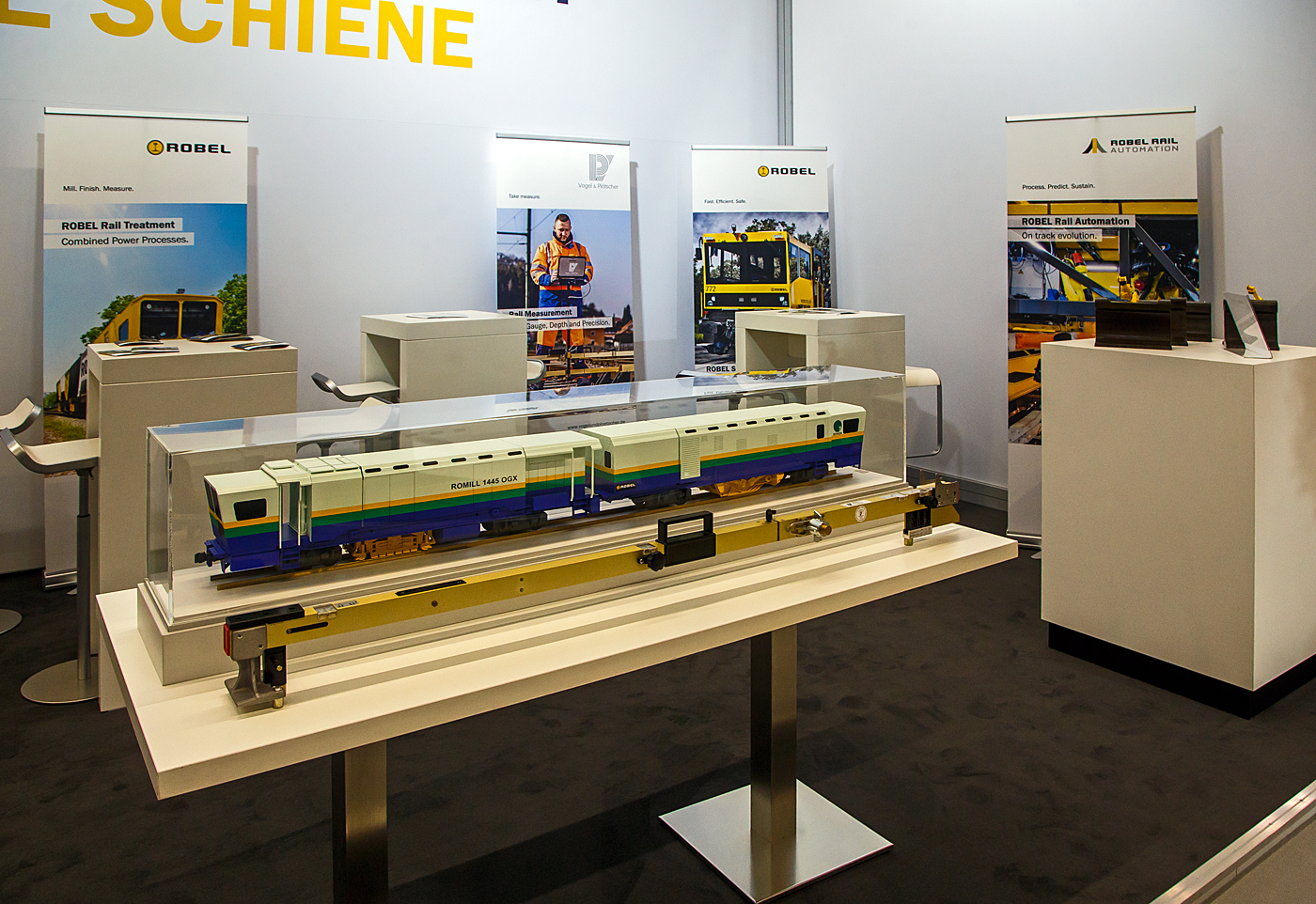 In den Hallen am Stand prsentierte Robel Bahnbaumaschinen GmbH aus Freilassing (gehrt zu Plasser & Theurer) auf der 28. Internationale Ausstellung Fahrwegtechnik (iaf) in Mnster (hier am 31.05.2022) ein Modell der Schienenbearbeitungsmaschine Robel ROMILL 1445 OGX ein Schienenfrszug fr Japan mit Frs-, Polier- und Messaggregaten (als S2002MG)

Eine solche Maschine wurde fr die Rinkai-Linie (Senken Kogyo Co., Ltd. /仙建工業株式会社) in Japan in der dort bliche Spurweite von 1.067 mm (Kapspur) gebaut. 
