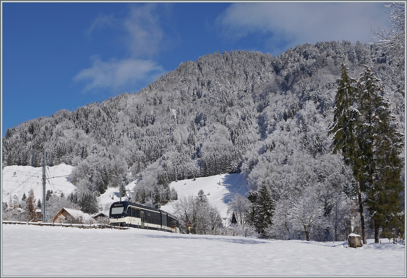 In der herrlich verschneiten Winterlandschaft bei Les Avants erreicht der CEV MVR ABeh 2/6 7507 von Montreux kommend in Kürze den Bahnhof von Les Avants und somit das Ziel seiner Fahrt.

3. Jan. 2025