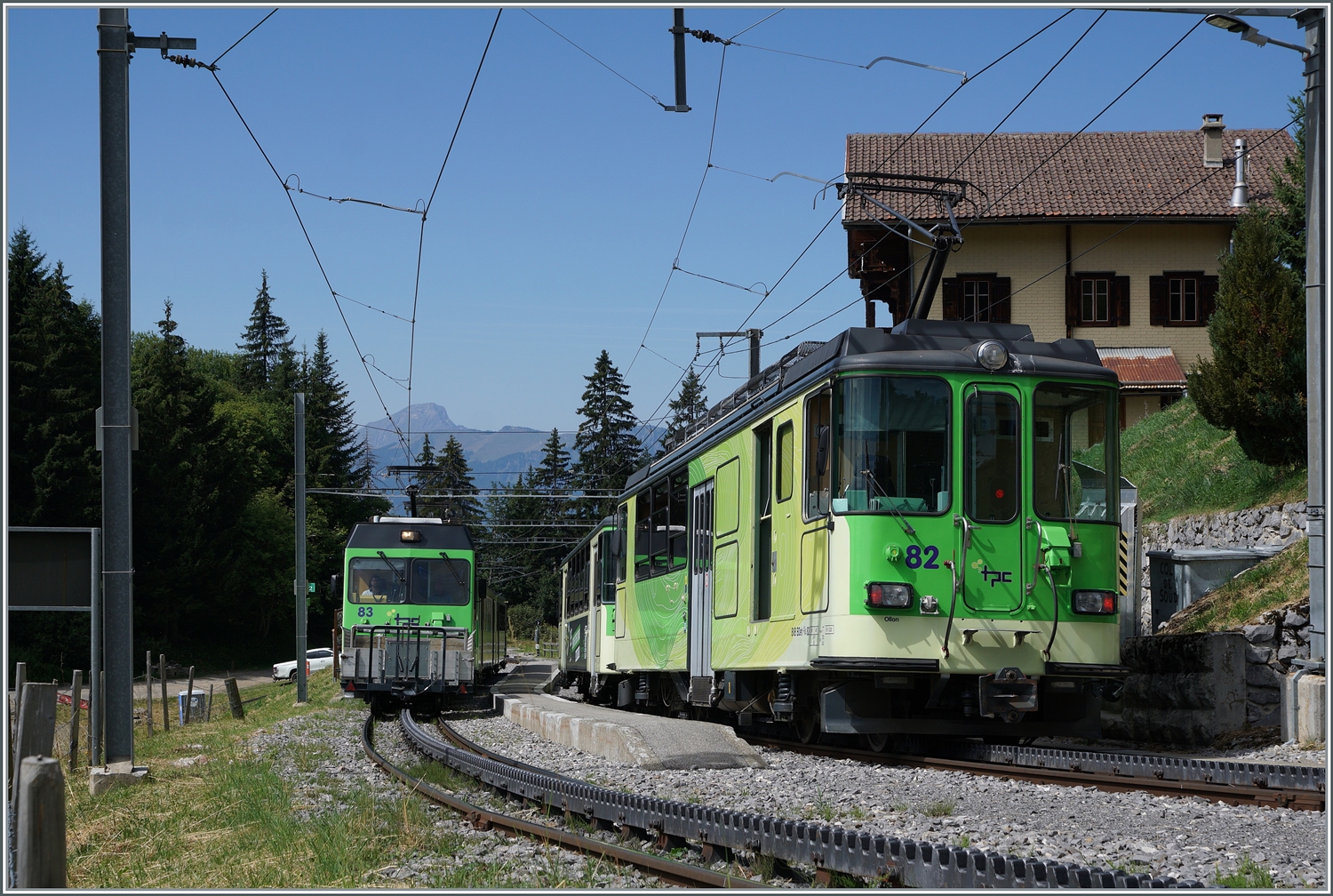 In kleinen Bahnhof von Col-de-Soud kreuzen sich die beiden Züge mit den nicht baugleichen TPC BVB Triebwagen BDeh 4/4 82 und BDeh 4/4 83. 

19. Aug. 2023