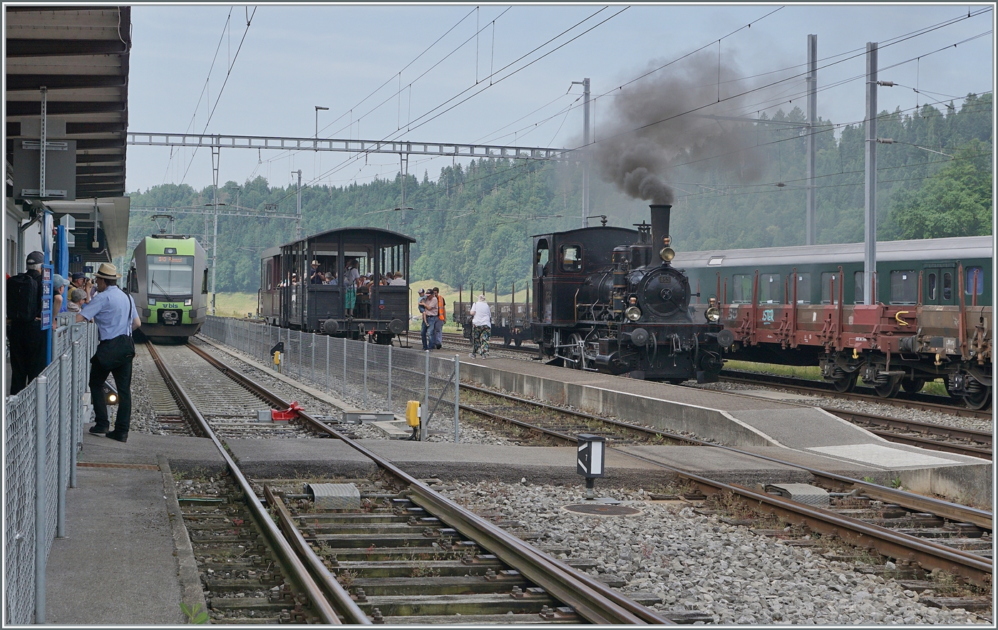 In Sumiswald-Grünen umfährt die E 3/3 N° 853 der Dampfbahn Bern (DBB) ihren Emmentalbhan-Dampfzug, um sich für die Rückfahrt an die Spite desselben zu setzen. 
IM Hintergrund ist ein BLS  Lötschberger zu sehen.
Ich stehe links vom Zaun, der hier ein kleines aber sehr willkommens Eck formt. 

14. Juni 2025