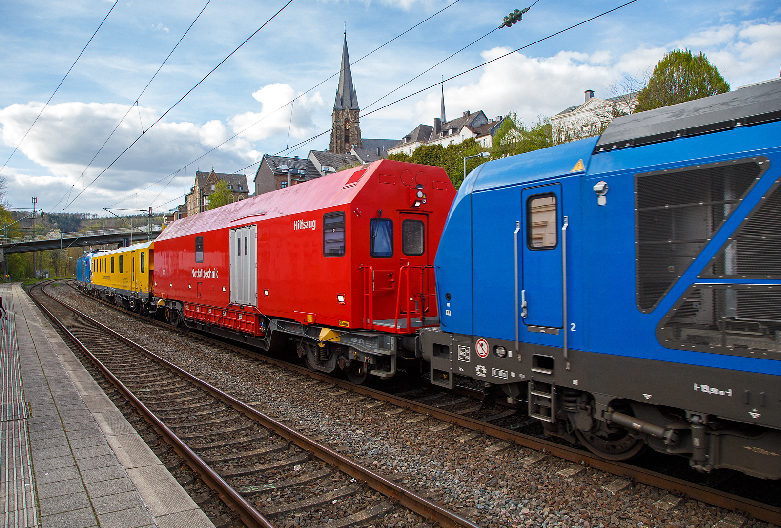 In einer ungewhnlichen Komposition (im Sandwich zweier SIEMENS Vectron Dual Mode der PRESS) fhrt ein Schienenprfzug (SPZ 3), auf Prffahrt (der Messwagen ist auf die Schiene absenkt) am 30.04.2023 durch den Bahnhof Kirchen an der Sieg in Richtung Siegen.

Hier im Detail der Hilfszug-Wagen (Nummer unbekannt) der DB Netz AG (Notfalltechnik).
