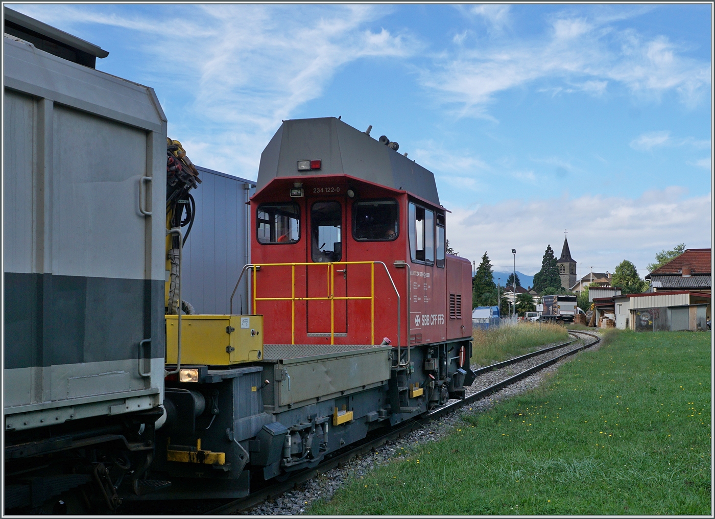  In Villeneuve werden die beiden Stuttgarter S-Bahn Triebwagen ins Alstom Werk Villeneuve rangiert  nun hier sieht man WER rangiert; bzw die E-Triebwagen über die fahrleitungslose Strecken schiebt: die SBB Tm 234 112-0  Ameise , der Tm war auch für die ETCS Fahrt der Re 6/6 11603 zuständig, und auch einer der Gründe, weshalb ich die Rückfahrt des Zuges nicht abwartete. 

6. Sept. 2024