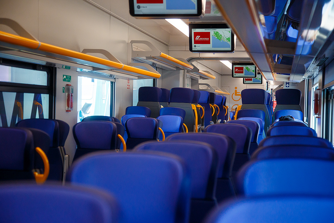 Innenraum von dem Trenitalia „pop“ ETR 104 078, ein vierteiliger Alstom Coradia Stream, am 21.07.2022 im Bahnhof La Spezia Centrale.