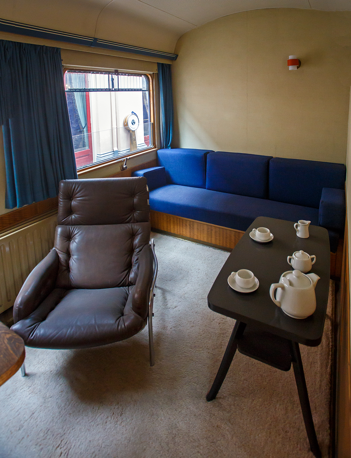 Innenraum/Interieur des Salonwagen Prinz Bernhard Sr 8, NL-NS 61 84 89-30 002-9, vom königlichen Zug „Koninklijke Trein“ (Hofzug) am 24. Juni 2025 im Het Spoorwegmuseum (bis 2005 NSM - Nederlands Spoorwegmuseum / Niederländischen Eisenbahnmuseum) in Utrecht im ehemaligen Bahnhof Maliebaan. Sr steht für Salonrijtuig in Deutsch Salonwagen.