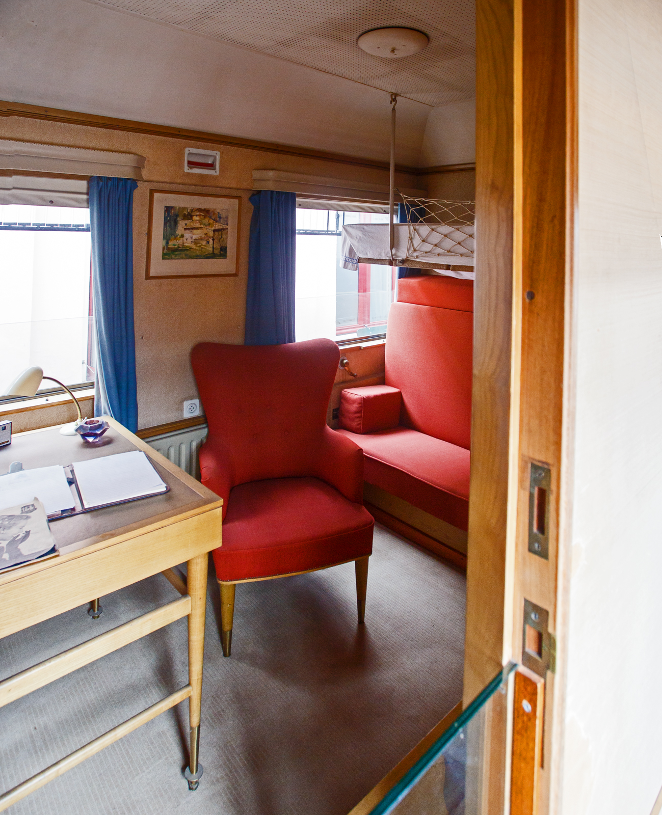 Innenraum/Interieur (Wohn- und Schlafzimmer der Königin) des Salonwagen Königin Juliana Sr 9, NL-NS 61 84 89-30 001-1, vom königlichen Zug „Koninklijke Trein“ (Hofzug) am 24. Juni 2025 im Het Spoorwegmuseum (bis 2005 NSM - Nederlands Spoorwegmuseum / Niederländischen Eisenbahnmuseum) in Utrecht im ehemaligen Bahnhof Maliebaan. Sr steht für Salonrijtuig in Deutsch Salonwagen.