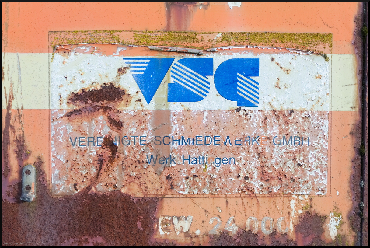 Kleines Detail an der MFLL 16: Scheinbar war die Lok auch bei der VSG - Vereinigte Schmiedewerg GmbH, Werk Hattingen, im Einsatz. Das erscheint jedoch nicht im Lebenslauf oder die VSG geh�rt zu Thyssen Krupp (Gl�hweinfahrten 2023, Leipzig Lindenau, 29.12.2023)