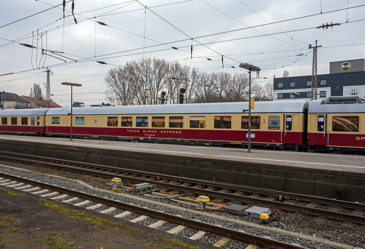 Klimatisierter 1. Klasse Halbspeisewagen der Gattung/Bauart ARmh 217, D-AKE 56 80 85-92 151-4, der AKE-Eisenbahntouristik – Jörg Petry e.K. (Gerolstein) am 10 März 2024 im Hbf Osnabrück, eingereiht im Zugverband in den 1. Klasse-Sonderzug AKE RHEINGOLD (vom 10 bis 14 März 2024) von Koblenz via Hamburg, Bremen, Husum und Westerland auf Sylt nach List auf Sylt. 

Der Wagen wurde 1969 von Waggonfabrik Wegmann & Co. in Kassel gebaut und als D-DB 51 80 84-80 251-2 ARümh 217 an die Deutschen Bundesbahn geliefert. Im Jahr 2006 wurde er an Regentalbahn verkauft, wo er als 56 80 85-92 151-4 D-RBG BRmh geführt wurde, 2013 ging er an die 
verkauft an Pressnitztalbahn, neue Nummer 56 80 85-92 151-4 D-PRESS ARmh 217 und 2015 wurde er an die Vulkaneifel-Bahn wo er nun wieder die Bezeichnung 56 80 85-92 151-4 D-AKE ARmh 217 führt.

Die Deutsche Bundesbahn führte ab 1966 für die damaligen F-Züge Halbspeisewagen der Typen Armz 211, ARmh 217 und Armz 218 ein. Diese Wagen mit einer Länge von 27,5 m bestehen aus einer Küche, dem Speiseraum und Sitzabteilen der 1. Klasse. Die Wagen waren zunächst in innerdeutschen und internationalen F-, D- und TEE-Zügen im Einsatz. Ab September 1971 kam auch der neu eingerichtete IC-Verkehr hinzu. Die Einstiege mit Drehfalttüren befinden sich an einem Wagenende. Dort sind auch die Toilette und eine Kofferablage installiert. Es folgt ein Großraum 1. Klasse mit 18 Plätzen, bestehend aus Einzelsitzen und zusätzlichen Esstischen. Im anschließenden Speiseraum können Reisende an 30 Plätzen bedient werden. Somit verfügt der Wagen insgesamt über 48 Sitzplätze. Der Wirtschaftsbereich besteht aus Büfett, Küche und Spülraum. Die Wagen wurden mit gasbeheizten Herden oder Elektroherden ausgestattet. Je eine Schiebetür in den Seitenwänden im Bereich der Küche dient zum Beladen des Fahrzeugs. Der ARmh 217 besitzt eine RIC-Zulassung für 200 km/h (für viele Länder). Daher kommt der Wagen vornehmlich bei den Fahrten mit dem historischen TEE-Rheingold zum Einsatz. Die vorhandene Dampfheizung ermöglicht aber auch Einsätze bei Dampfsonderfahrten.