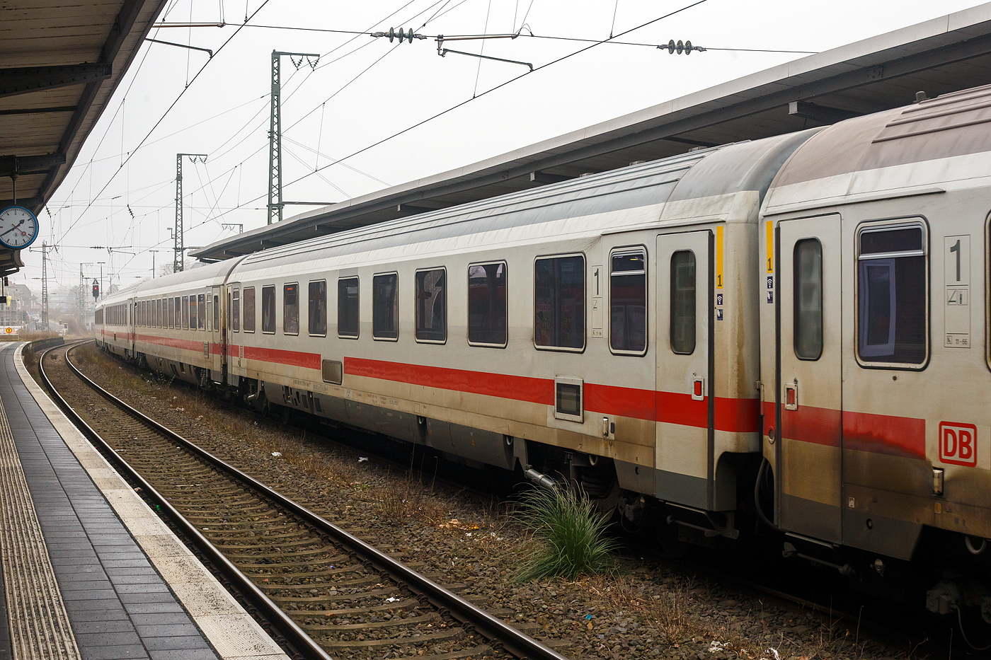 Klimatisierter modernisierte 1te Klasse InterCity-Abteilwagen (Reisezugwagen der Eurofima-Bauart, D-DB 61 80 19-91 709-4, der Gattung Avmz 108.5, der DB Fernverkehr AG, eingereiht im Zugverband als Wagen Nr. 31 in den IC 146 (Berlin – Amsterdam), am 21 Januar 2025 im Bahnhof Rheine.

Der Wagen ist aus einer Nachfolgeserie der Eurofima-Wagen, er wurde 1977 von LHB - Linke-Hofmann-Busch in Salzgitter-Watenstedt gebaut und als 61 80 19-70 509-3 Avmz 207 an die Deutsche Bundesbahn (DB) ausgeliefert, zuletzt wurde er 2015/16 modernisiert. Der Wagen ist für eine Höchstgeschwindigkeit von 200 km/h (RIC) zugelassen.

TECHNISCHE DATEN:
Spurweite: 1.435 mm (Normalspur)
Länge über Puffer: 26.400 mm
Wagenkastenlänge: 26.100 mm
Wagenkastenbreite: 2.825 mm
Höhe über Schienenoberkante: 4.050 mm
Drehzapfenabstand: 19.000 mm
Achsstand im Drehgestell: 2.500 mm
Drehgestellbauart: Fiat Y 0270 S
Leergewicht: 49 t
Höchstgeschwindigkeit: 200 km/h
Sitzplätze: 54 (in der 1. Klasse)
Abteile: 9 Abteile á 6 Plätze
Toiletten: 2, geschlossenes System
Bremse: KE-GPR-Mg (D) [ep] [NBÜ]