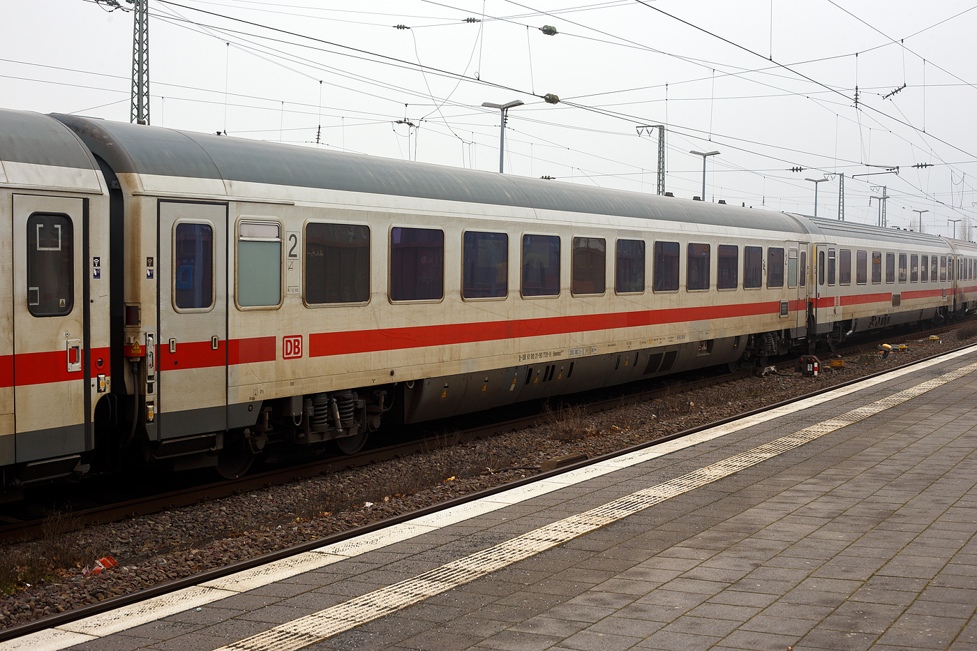 Klimatisierter modernisierte zweite Klasse InterCity-Abteil-/Großraum-Reisezugwagen, D-DB 61 80 21-90 739-8, der Gattung Bvmmsz 187.3, der DB Fernverkehr AG, eingereiht im Zugverband als Wagen Nr. 30 in den IC 146 (Berlin – Amsterdam), am 21 Januar 2025 im Bahnhof Rheine.

Der Wagen ist aus einer Nachfolgeserie der Eurofima-Wagen (UIC-Typ Z), er wurde 1990 von der WU – Waggon Union in Berlin gebaut und als 73 80 21-90 639-6 Bvmz 185.3 an die DB Fernverkehr AG ausgeliefert, zuletzt wurde er 2015/16 modernisiert. Der Wagen ist für eine Höchstgeschwindigkeit von 200 km/h (RIC) zugelassen.

TECHNISCHE DATEN:
Spurweite: 1.435 mm (Normalspur)
Länge über Puffer: 26.400 mm
Wagenkastenlänge: 26.100 mm
Wagenkastenbreite: 2.825 mm
Höhe über Schienenoberkante: 4.050 mm
Drehzapfenabstand: 19.000 mm
Achsstand im Drehgestell: 2.500 mm
Drehgestellbauart: Minden-Deutz 523
Leergewicht: 52 t
Höchstgeschwindigkeit: 200 km/h
Sitzplätze: 62 (in der 2. Klasse)
Abteile: 1 Kinderabteil mit 4 Plätzen, 3 Abteile á 6 Plätze, 1 Großraumabteil mit 40 Plätzen (davon 4 x 4 vis-à-vis mit Tisch), sowie 1 Dienstabteil
Toiletten: 2, geschlossenes System
Bremse: KE-GPR-Mg (D) [ep] [NBÜ]