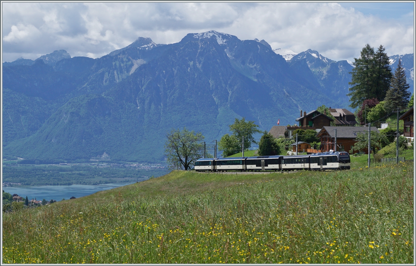 Kurz nach Les Avants ist ein MOB Be 4/4 Serie 9000  Alpina  mit seinem Regionalzug auf dme Weg nach Montreux. 

28. Mai 2024