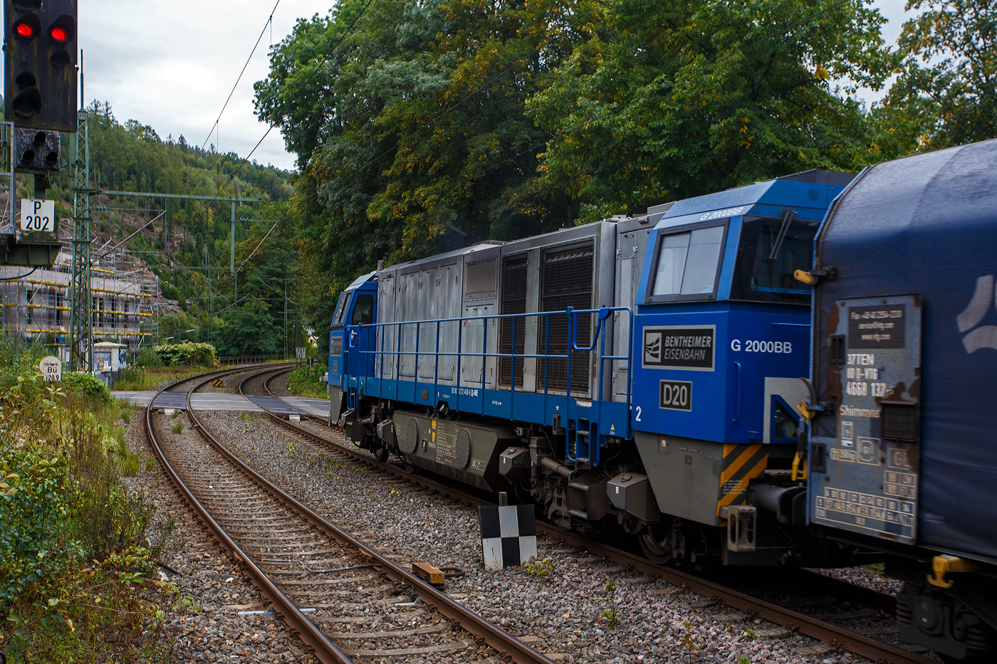 Kurzdrauf und nach einem RB kommt dann am 18 September 2025 im Bahnhof Kirchen/Sieg die zweite Fuhre Coilzug der KSW, es die an die KSW vermietete 272 408-6 / D20 der Bentheimer Eisenbahn AG (92 80 1272 408-6 D-BE), ex Rurtalbahn V 203 (92 80 1272 408-6 D-RTBC), eine Vossloh G 2000BB (mit symmetrischem Führerhaus), mit VTG Wagen der Gattung Shimmns.

In Betzdorf/Sieg wurden beide Coilzüge zu einem Zug vereinigt und im Sandwich bringen die KSW 44 die an die KSW vermietete 272 408-6 / D20 der Bentheimer Eisenbahn AG dann nach Herdorf. Da die Hellertalbahn (KBS 462) ja eingleisig ist und zwischen den Regionalverkehr der RB 96 (Hellertal-Bahn) passen muss, wird als gemeinsamer Zug gefahren. 