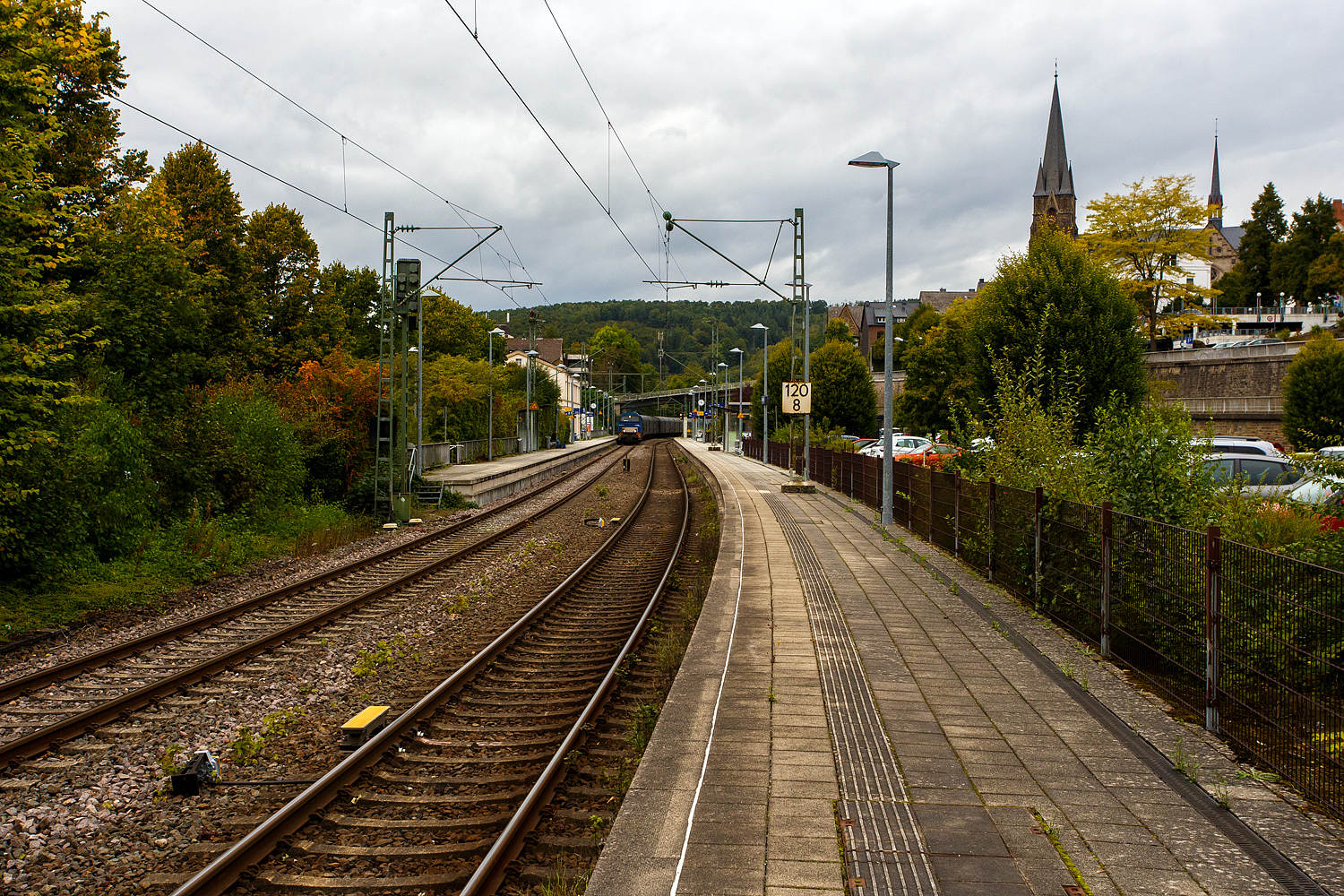 Kurzdrauf und nach einem RB kommt dann am 18 September 2025 im Bahnhof Kirchen/Sieg die zweite Fuhre Coilzug der KSW, es die an die KSW vermietete 272 408-6 / D20 der Bentheimer Eisenbahn AG (92 80 1272 408-6 D-BE), ex Rurtalbahn V 203 (92 80 1272 408-6 D-RTBC), eine Vossloh G 2000BB (mit symmetrischem Führerhaus), mit VTG Wagen der Gattung Shimmns.

In Betzdorf/Sieg wurden beide Coilzüge zu einem Zug vereinigt und im Sandwich bringen die KSW 44 die an die KSW vermietete 272 408-6 / D20 der Bentheimer Eisenbahn AG dann nach Herdorf. Da die Hellertalbahn (KBS 462) ja eingleisig ist und zwischen den Regionalverkehr der RB 96 (Hellertal-Bahn) passen muss, wird als gemeinsamer Zug gefahren. 
