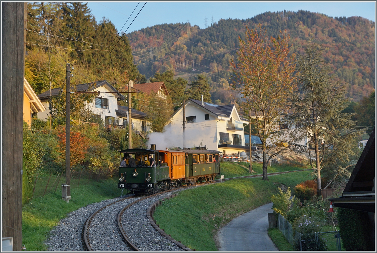  La DER de la Saison!  (Saisonabschlussfeier der Blonay-Chamby Bahn 2022) - im letzten Licht der letzte Dampfzug der Saison mit der LEB G 3/3 N° 5 (1890) kurz vor Blonay. 

30. Oktober 2022