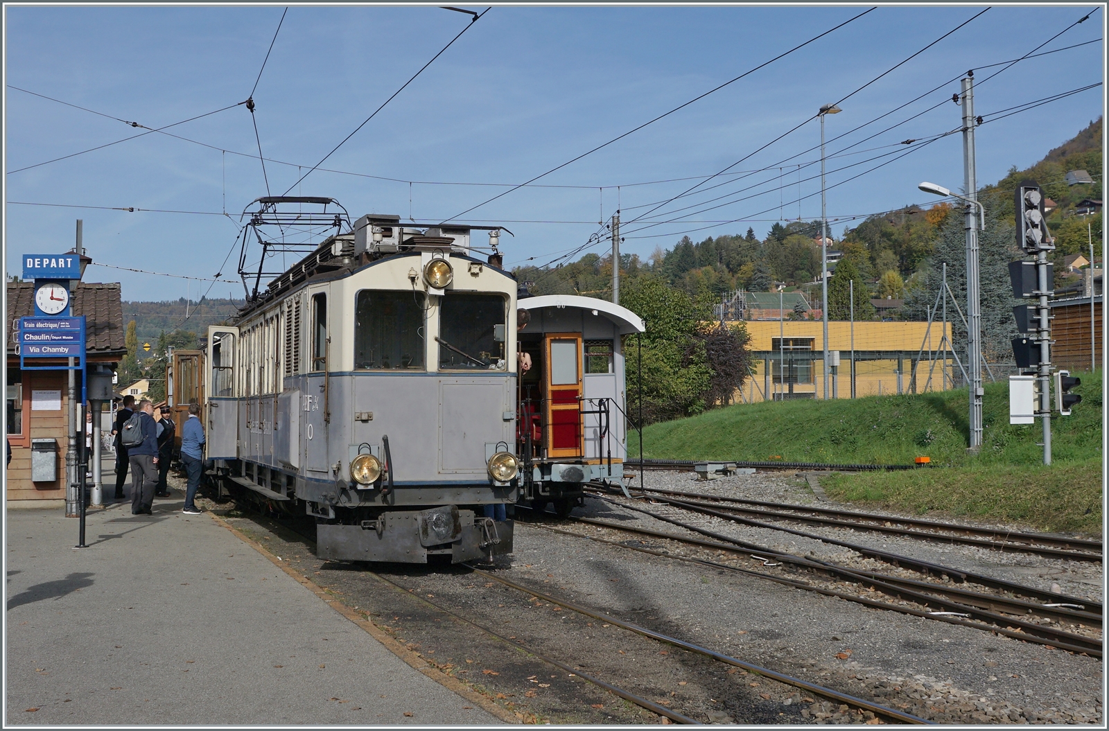  La DER de la Saison!  (Saisonabschlussfeier der Blonay-Chamby Bahn 2022) Der als LLB ABFe 2/4 N° 10 angeschriebene BCFeh 4/4 der Blonay-Chamby Bahn wartet mit einer mit einer stilreinen LLB Garnitur in Blonay auf die Abfahrt in Richtung Chaulin.

29. Oktober 2022