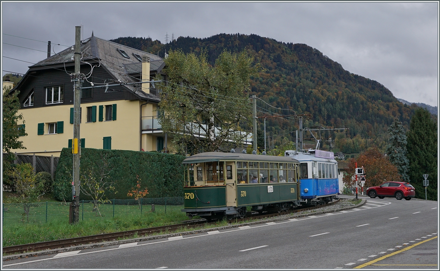  La DER de la Saison 2023 bis!  und wohl nun definitiv das letzte Bild der BC dieser 55 Saison bzw. des Zusatztages  Familien ins Museum . 

Der TL Ce 2/3 28 der Blonay Chamby Bahn verlässt mit seinem Beiwagen Blonay in Richtung Museums Chaulin.

5. November 2023