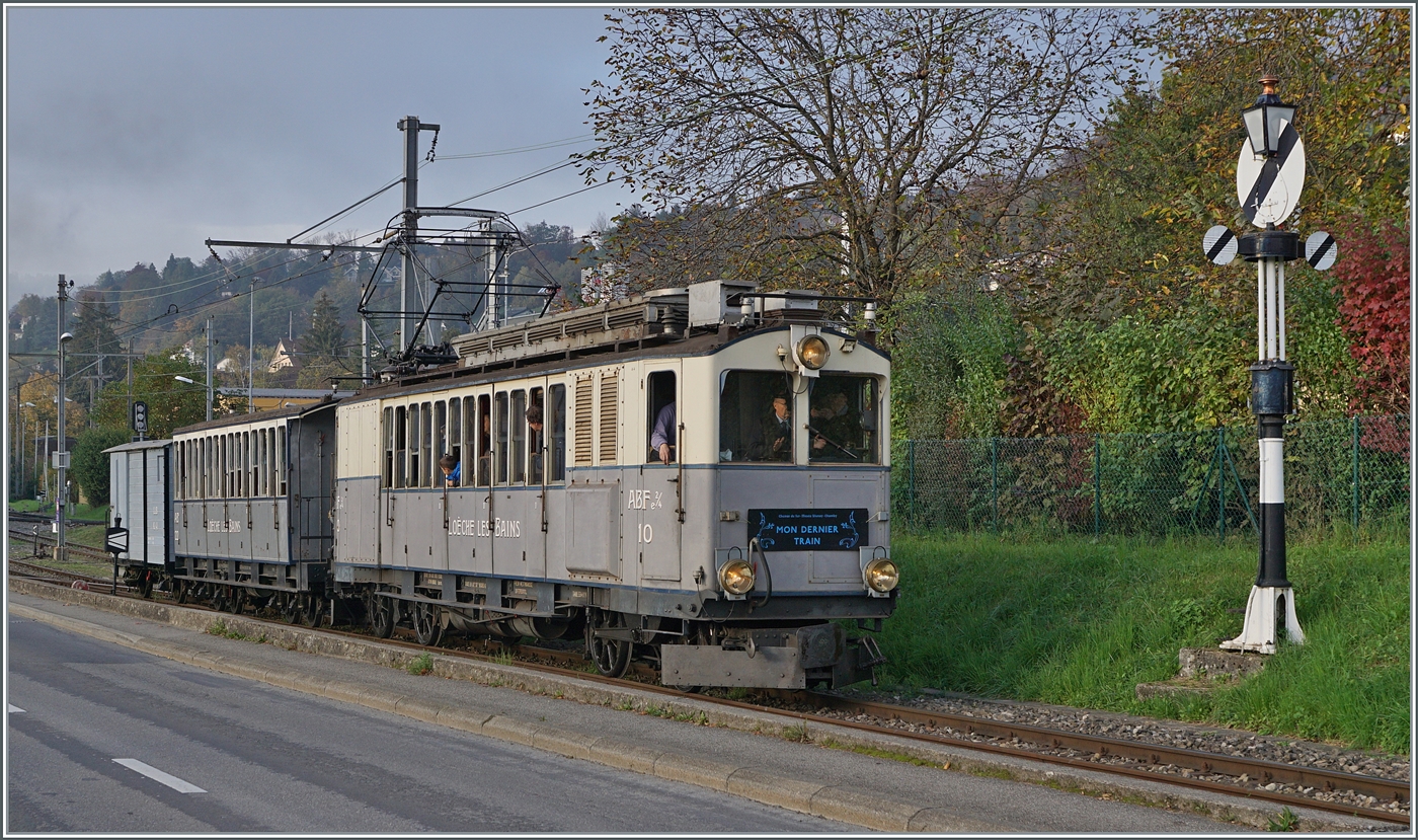 La DER de la Saison 2024!  Mon dernier Train - Mein letzter Zug . Nochmals richtig fein gepfiffen, und dann setzte sich der Zug in Bewegung, passierte das Ausfahrsignal von Blonay und fhrt nun nach Chaulin. Ein Abschiedsbild mit den wohl eizigsten Sonnenstrahlen des heutigen Tages bei der Abfahrt des LLB ABFe 2/4 10 der Blonay-Chamby Bahn in Blonay. 26. Okt. 2024