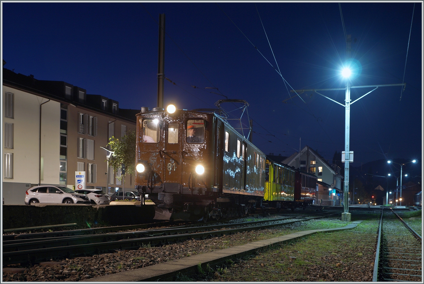 La DER de la Saison 2024 / Das Saison Ende 2024 der Blonay-Chamby Bahn - Der Schluss vom Ende: Dank der Zeit-Umstellung verkehrt der allerletzte Zug der Saison in der blauen Stunde. Die Bernina Bahn RhB Ge 4/4 81 der Blonay Chamby Bahn brachte den letzten Zug nach Blonay und wartet nun mit dem Leermaterialzug auf die Rückfahrt nach Chaulin. Somit ist die Saison 2024 endgültig vorbei - was bleibt sind viele schöne Erinnerungen und Fotos, und natürlich ein grosses Danke-Schön an die freiwilligen Mitarbeiter der Blonay Chamby Bahn für die einmal mehr sehr gelungene Saison!

27. Oktober 2024