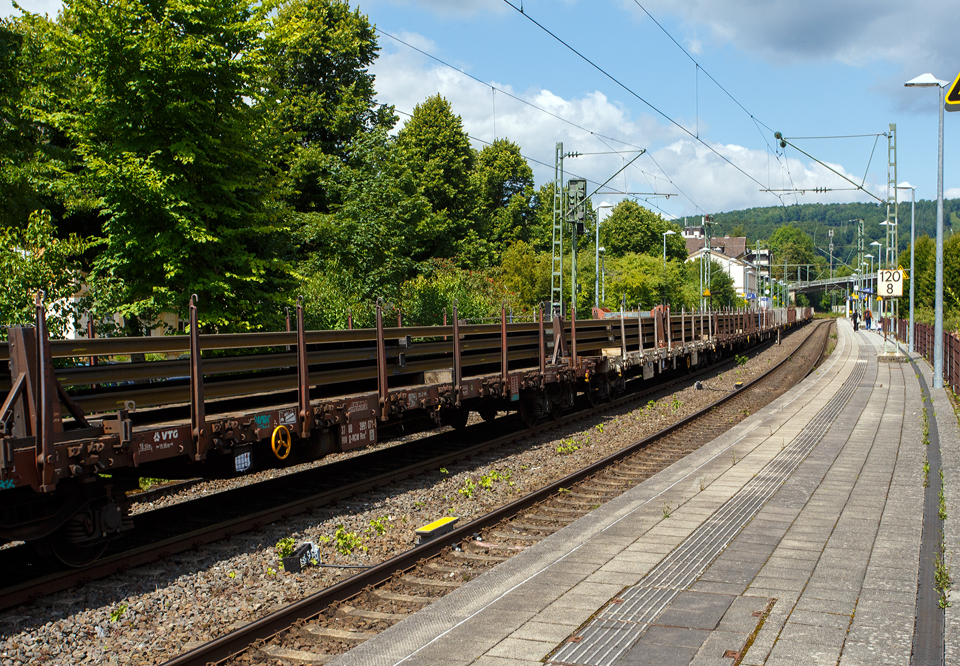 Langschienentransport, 2 x 120 m lange Langschienen-Pakete der voestalpine Railway Systems / ex voestalpine Schienen GmbH (Schienenwerk Donawitz), je Einheit verladen auf 6 Flachwagen der Gattung Rns und Rns-z der RCW – Rail Cargo Group, am 17 Juli 2025 eingereiht in einen Güterzug im Zugverband bei der Zugdurchfahrt bei einer Zugdurchfahrt in Kirchen (Sieg) in Richtung Köln.

Das richtige Laden der Güterzüge ist eine Kunst. Die Schienen brauchen Bewegungsspielraum, weil sie sich unterwegs den Kurven auf der Strecke anpassen müssen. Weder dürfen sie zu starr fixiert noch zu lose befestigt werden. Um glauben zu können, dass tonnenschwerer Stahl flexibler als gedacht ist, muss man fast mit eigenen Augen gesehen haben, wie sich die Schienen auf großer Fahrt wellenförmig synchron verbiegen. In der Tat können Kurven mit Radien von 150 m und mehr durchfahren werden.

Die Flachwagen sind vierachsige Drehgestellflachwagen mit Rungen, Ladeschwellen und Stirnwandklappen. Die Wagen der Gattung Rns sind 19,9 m lang, die Wagen der Gattung Rns-z 22,35 m lang.
