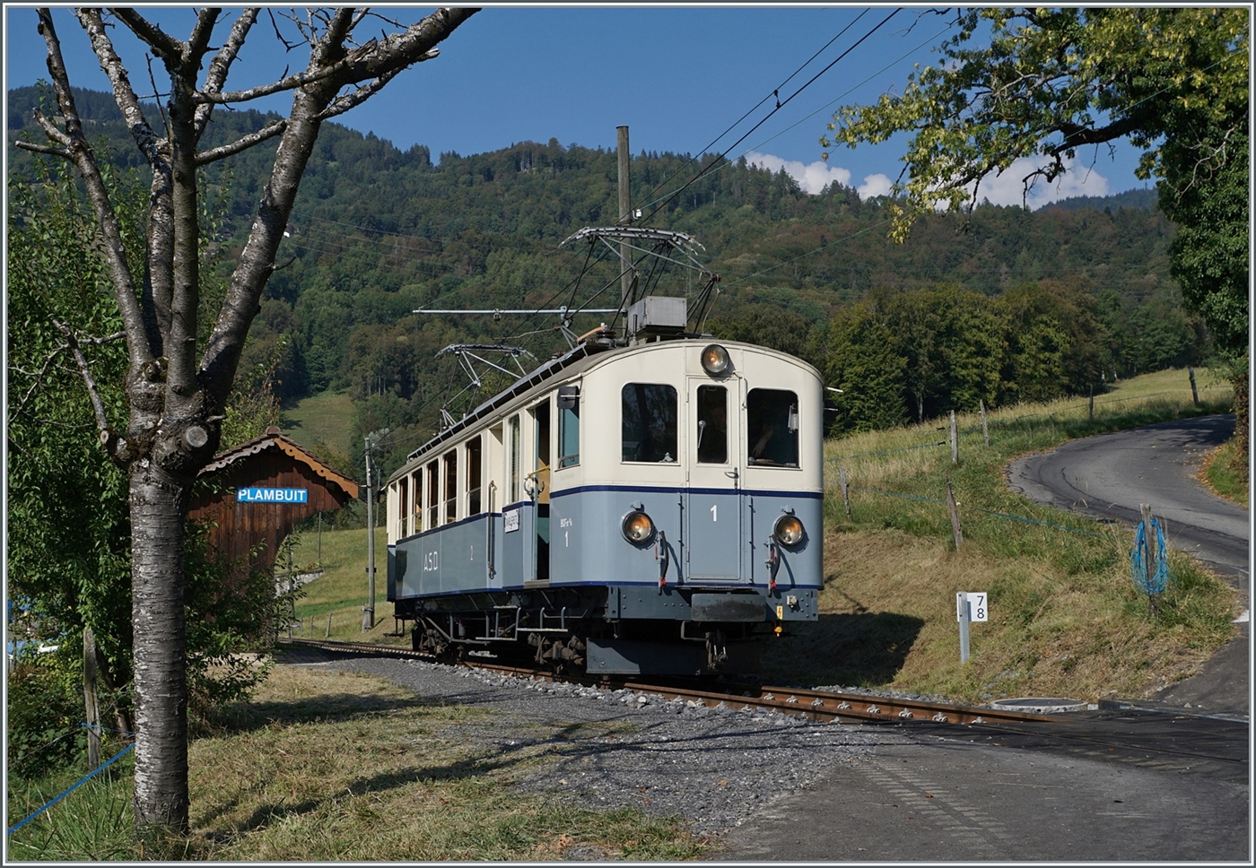  Le Chablais en fête  bei der Blonay Chamby Bahn. Der bestens gepflegte ASD BCFe 4/4 N° 1 bei seiner  Rund -Fahrt von Chaulin nach Cornaux und Chamby und zurück nach Chaulin beim Fotohalt in  Plambuit  resp. Cornaux. 

9. September 2023