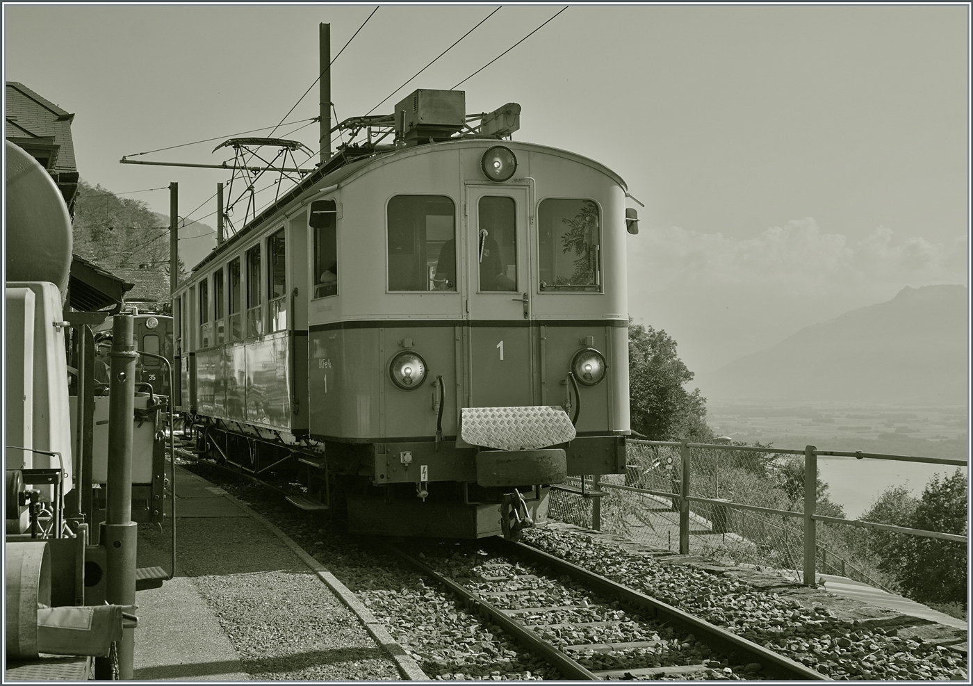  Le Chablais en fête  bei der Blonay Chamby Eisenbahn. Die Eröffnung des ersten Teilstückes der Bex - Villars vor 125 Jahren, sowie die vor 80 Jahren erfolgte Fusion einiger Strecken im Chablais war der Anlass zum diesjährigen Herbstfestivals  Le Chablais en fête. Als besondere Attraktion zeigt sich der ASD BCFe 4/4 N° 1  TransOrmonan  der TPC mit seinem B 35 als Gastfahrzeug. Das Bild zeigt den 1913 gebauten und 1940 umgebauten BCFe 4/4 N° 1 in Chamby. 

9. September 2023