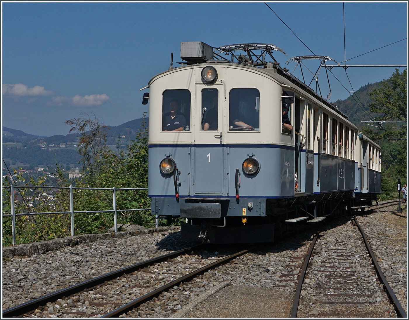  Le Chablais en fête  bei der Blonay Chamby Eisenbahn. Die Eröffnung des ersten Teilstückes der Bex - Villars vor 125 Jahren, sowie die vor 80 Jahren erfolgte Fusion einiger Strecken im Chablais war der Anlass zum diesjährigen Herbstfestivals  Le Chablais en fête. Als besondere Attraktion zeigt sich der ASD BCFe 4/4 N° 1  TransOrmonan  der TPC mit seinem B 35 als Gastfahrzeug. Das Bild zeigt den 1913 gebauten und 1940 umgebauten BCFe 4/4 N° 1 mit dem B 35 in Chamby

9. September 2023