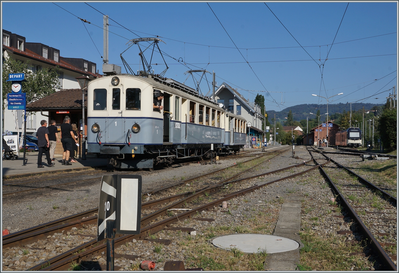  Le Chablais en fête  bei der Blonay Chamby Bahn. Die Eröffnung des ersten Teilstückes der Bex - Villars Bahn vor 125 Jahren, sowie die vor 80 Jahren erfolgte Fusion einiger Strecken im Chablais waren der Anlass zum diesjährigen Herbstfestivals  Le Chablais en fête. Als besondere Attraktion verkehrte der ASD BCFe 4/4 N° 1  TransOrmonan  der TPC mit seinem B 35 als Gastfahrzeug auf der Blonay-Chamby Bahn. Das Bild zeigt ASD BCFe 4/4 N° 1 mit B 35 in Blonay.

10. September 2023